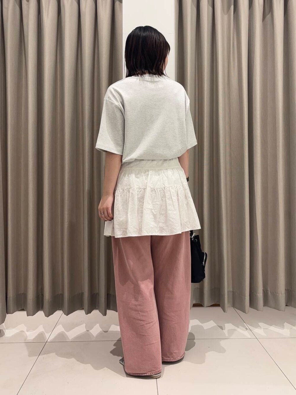「センスオブプレイス、senseofplace、ユニセックス、高身長、高身長コーデ、168cm、イエベ、骨格ストレート、暑い、イエベ春、20代前半、168cmコーデ、夏カラーコーデ」|「SENSE OF PLACE by URBAN RESEARCHの撥水2WAYマルチポケットナイロンバッグ(ショルダーバッグ、ブラック系)」を使った、おはねさん(レディース・168cm)の夏コーディネートの3枚目の写真