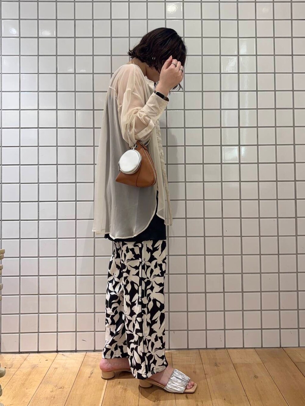 「センスオブプレイス、カジュアルコーデ、senseofplace、休日スタイル、高身長、高身長コーデ、168cm、イエベ、骨格ストレート、イエベ春、20代前半、168cmコーデ、即戦力シャツコーデ、やや暑い」|「SENSE OF PLACE by URBAN RESEARCHのフープハンドルバッグ(ハンドバッグ、イエロー系)」を使った、おはねさん(レディース・168cm)の春コーディネートの3枚目の写真