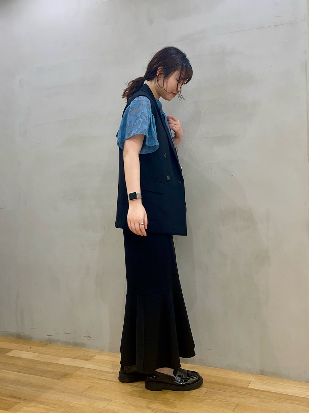 ブラック系のスカート、ブルー系のシャツ/ブラウス、ブラック系のショルダーバッグを着用したレディースの夏コーディネートの2枚目の写真