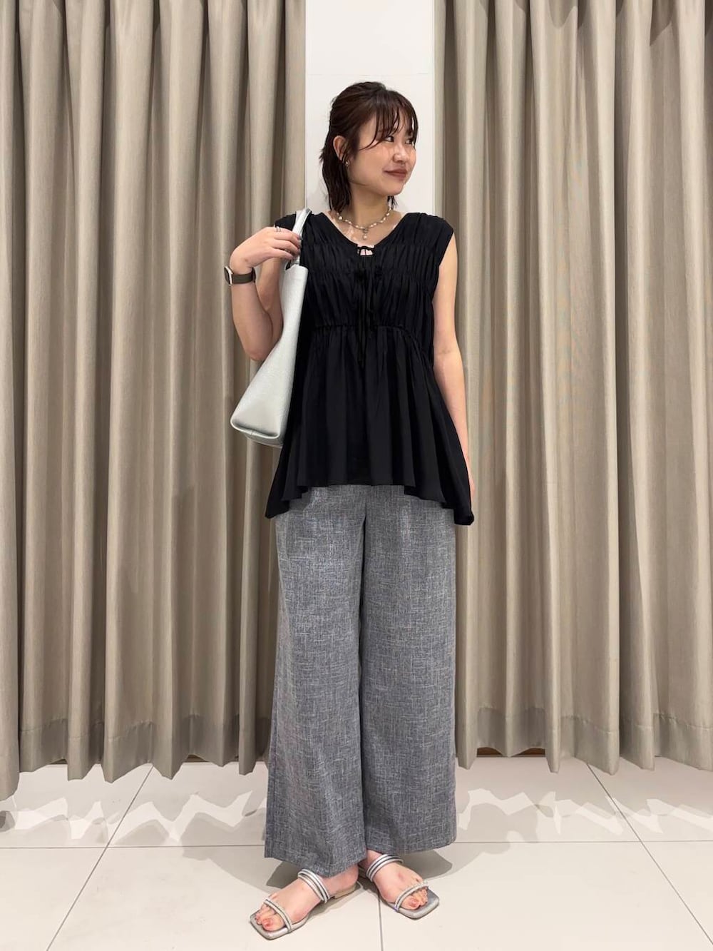 「センスオブプレイス、ワイドパンツ、senseofplace、高身長、高身長コーデ、168cm、イエベ、骨格ストレート、イエベ春、20代前半、168cmコーデ、万能ブラウスコーデ」|「RODE SKOのセンターステッチVカットトートバッグ(トートバッグ、シルバー系)」を使った、おはねさん(レディース・168cm)の夏コーディネートの3枚目の写真