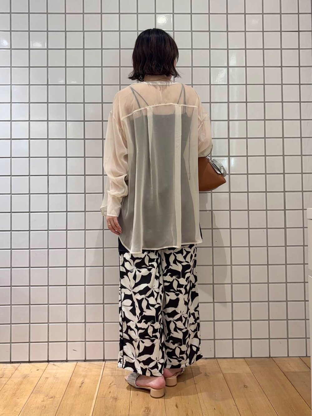 「センスオブプレイス、カジュアルコーデ、senseofplace、休日スタイル、高身長、高身長コーデ、168cm、イエベ、骨格ストレート、イエベ春、20代前半、168cmコーデ、即戦力シャツコーデ、やや暑い」|「SENSE OF PLACE by URBAN RESEARCHのフープハンドルバッグ(ハンドバッグ、イエロー系)」を使った、おはねさん(レディース・168cm)の春コーディネートの2枚目の写真