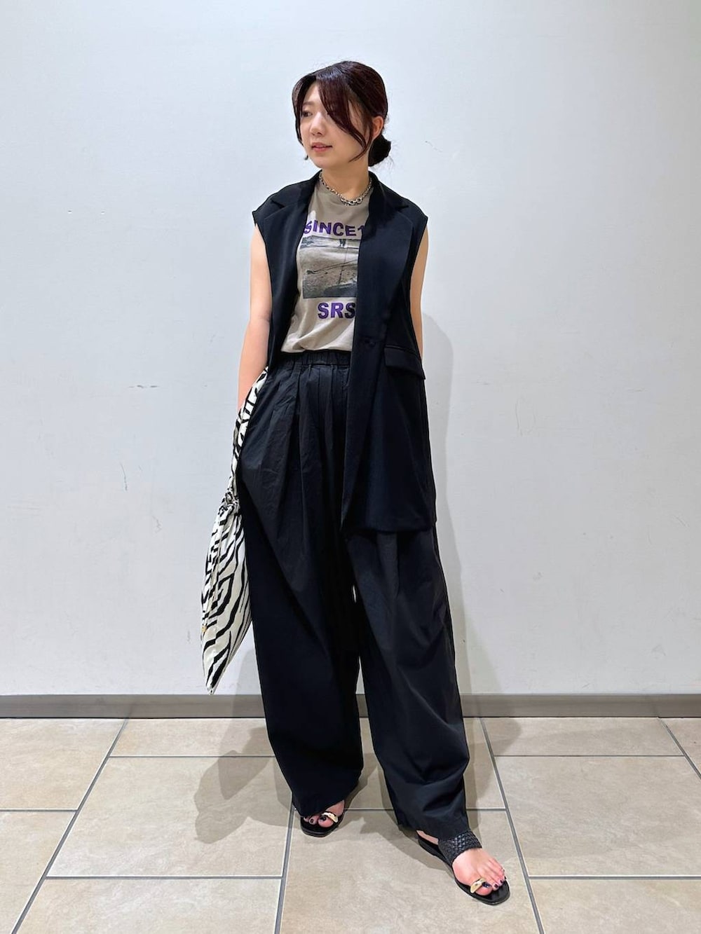 ブラック系のその他パンツ、ホワイト系のトートバッグ、ブラック系のサンダルを着用したレディースの夏コーディネートの4枚目の写真