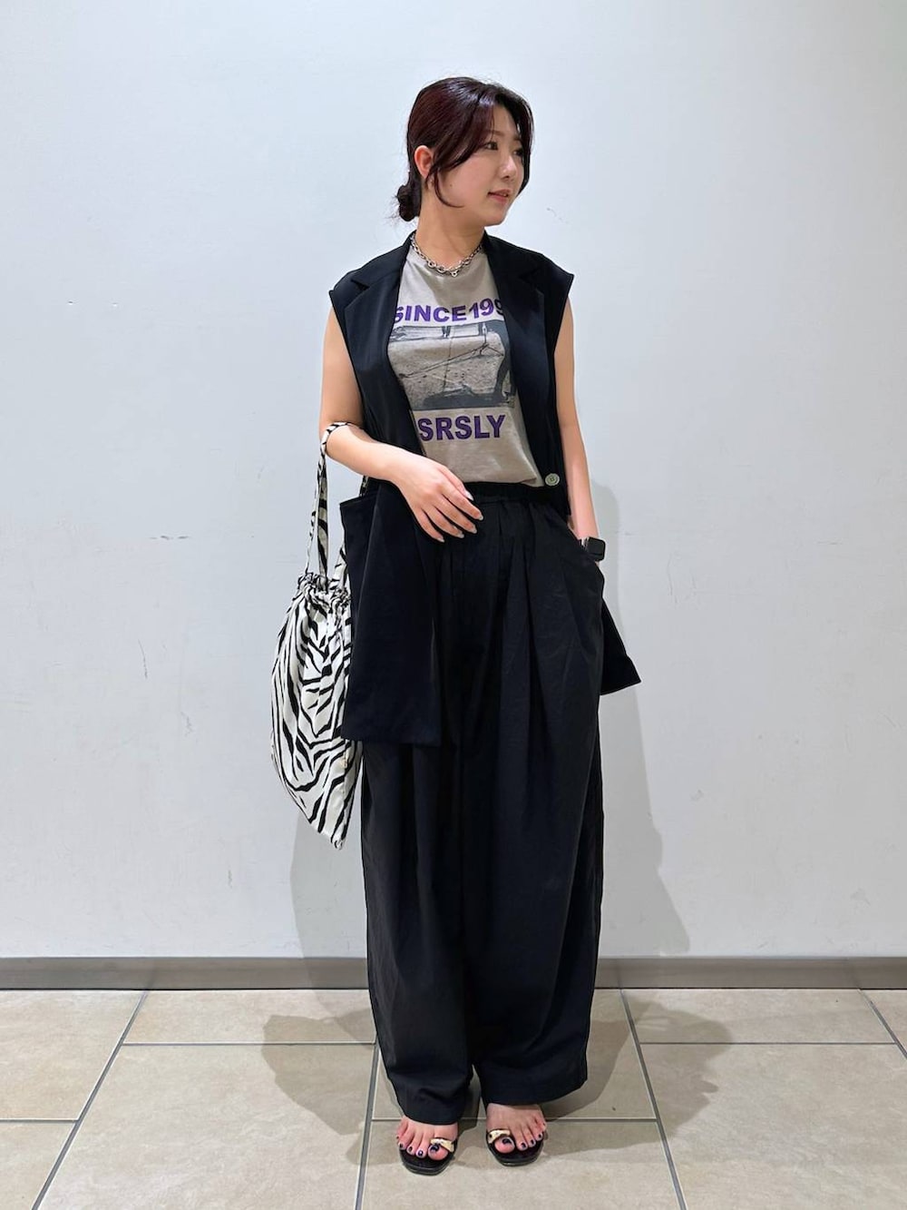 ブラック系のその他パンツ、ホワイト系のトートバッグ、ブラック系のサンダルを着用したレディースの夏コーディネートの5枚目の写真