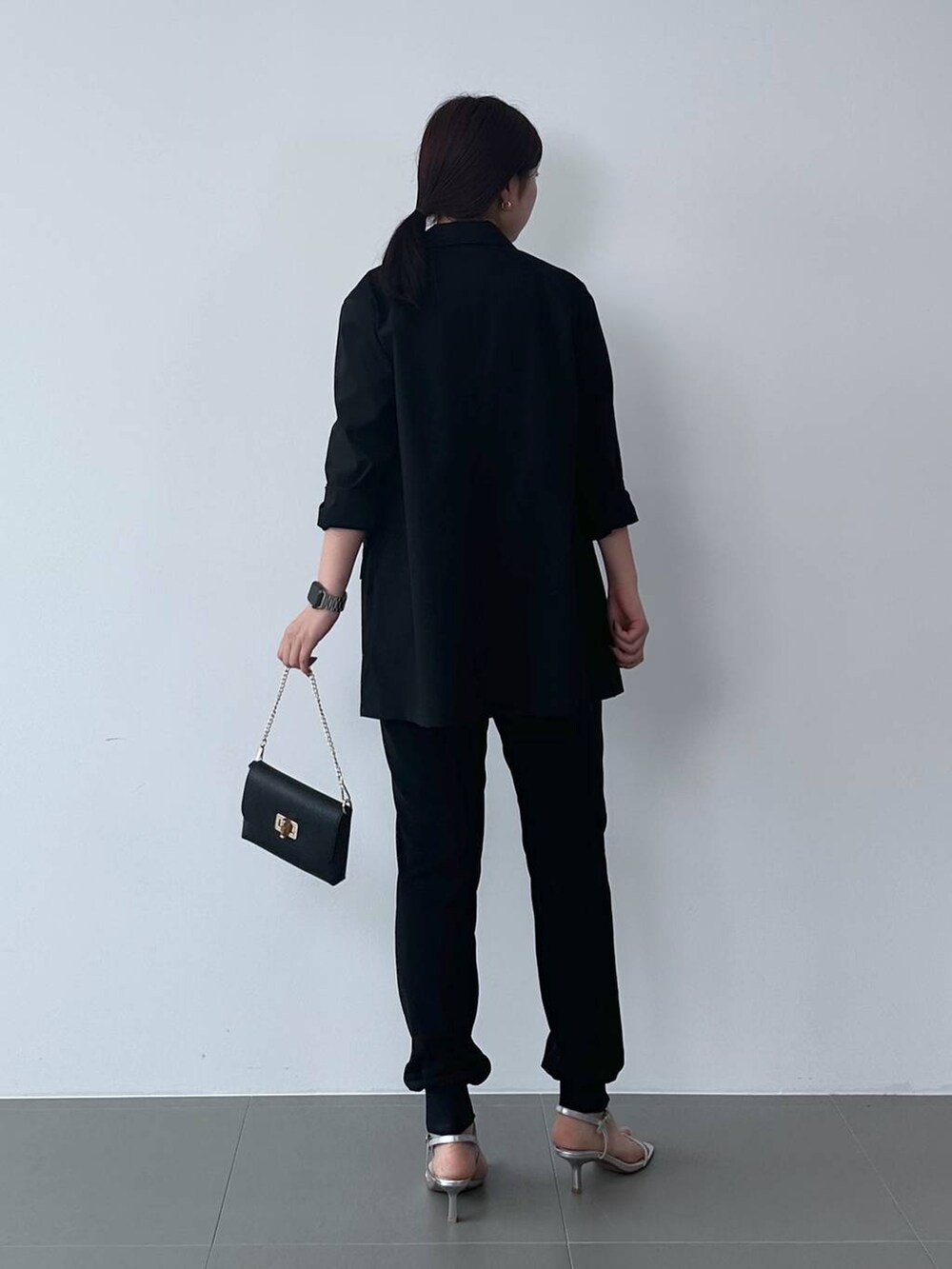ホワイト系のTシャツ/カットソー、ブラック系のブルゾン、ブラック系のその他パンツを着用したレディースの春コーディネートの3枚目の写真