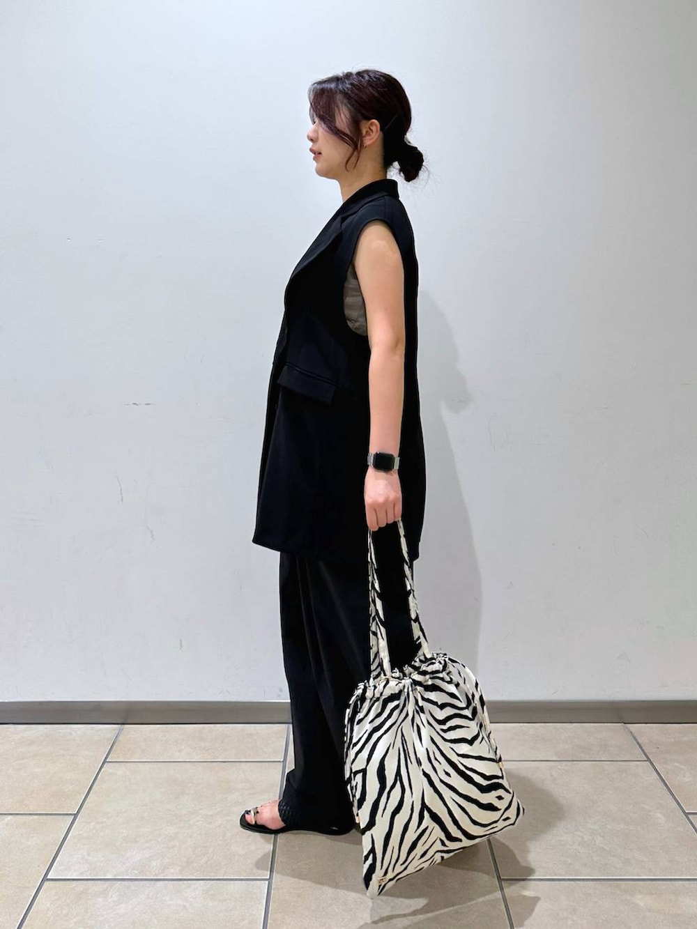 ブラック系のその他パンツ、ホワイト系のトートバッグ、ブラック系のサンダルを着用したレディースの夏コーディネートの2枚目の写真