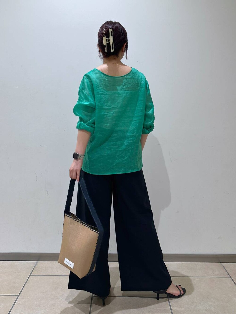 ブラック系のスリッポン、ブラック系のその他パンツ、ブルー系のショルダーバッグを着用したレディースの夏コーディネートの3枚目の写真