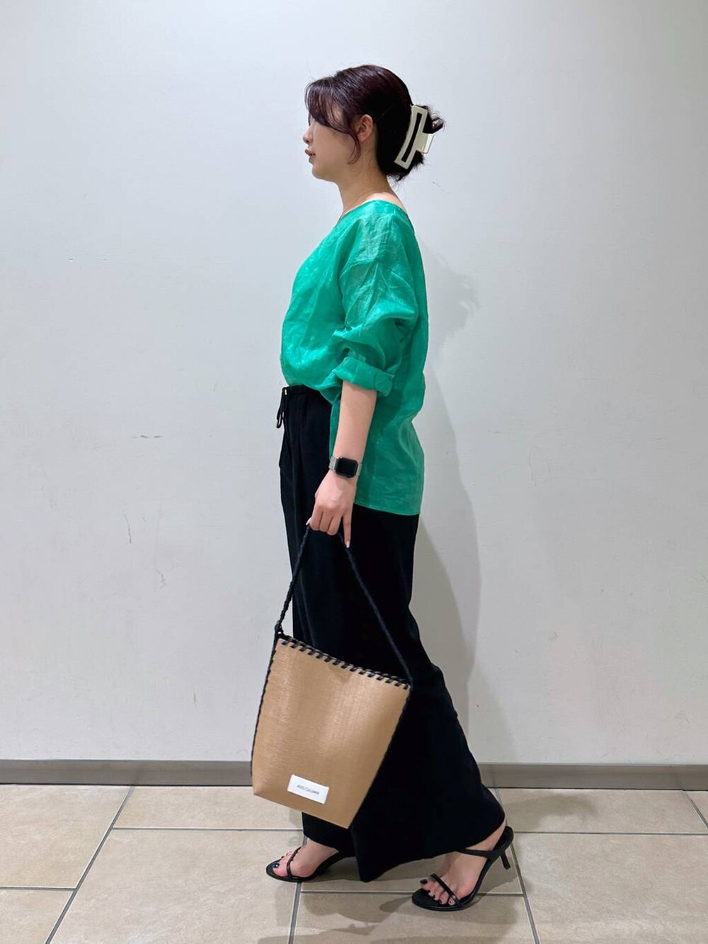 ブラック系のスリッポン、ブラック系のその他パンツ、ブルー系のショルダーバッグを着用したレディースの夏コーディネートの2枚目の写真