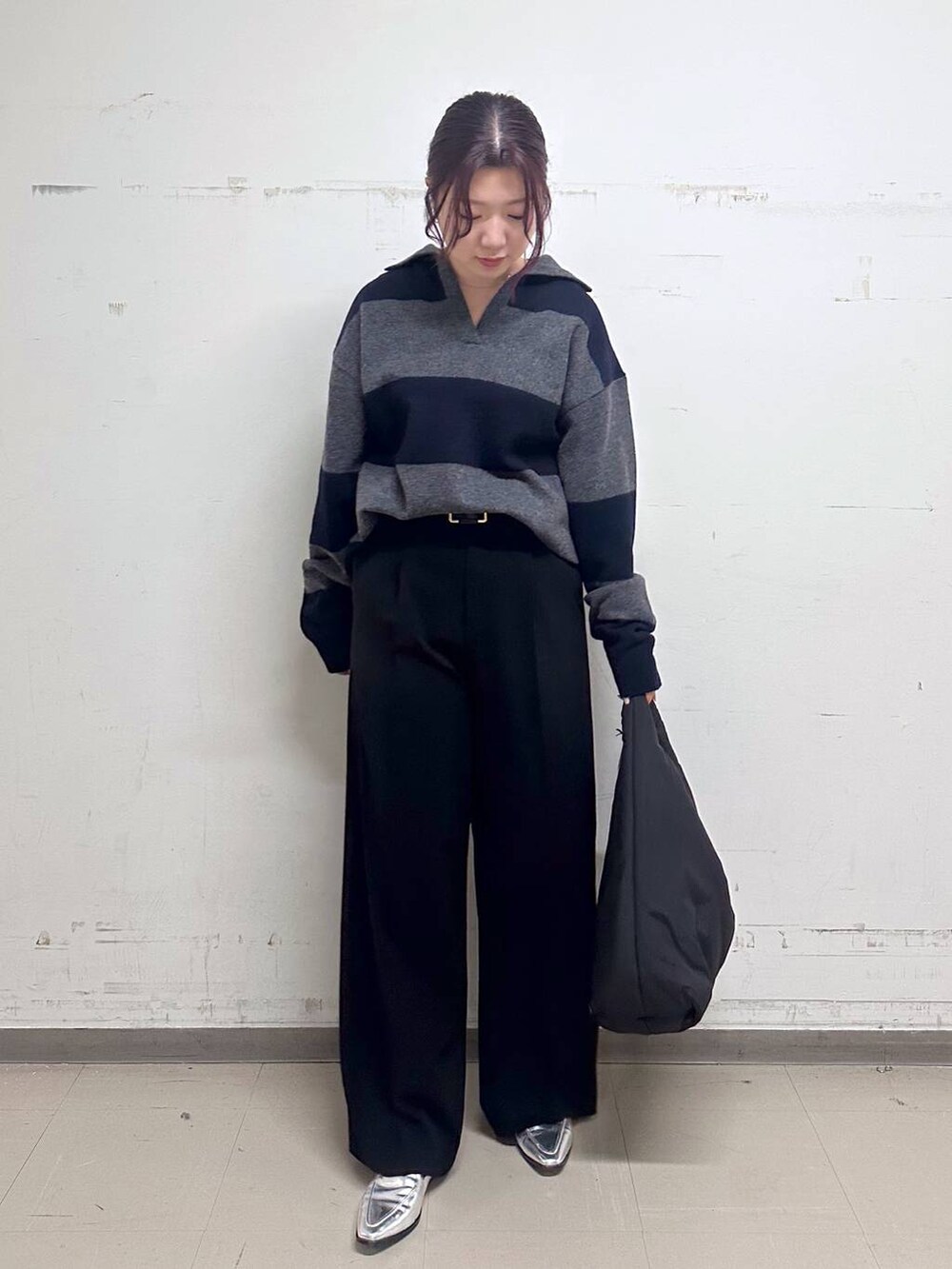 シルバー系のローファー、ブルー系のニット/セーター、ブラック系のトートバッグを着用したレディースの秋コーディネートの4枚目の写真