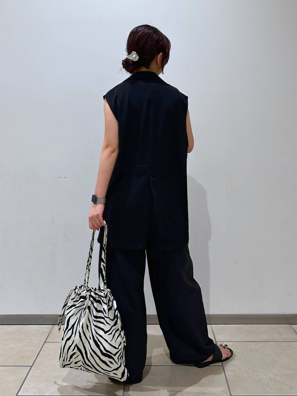 ブラック系のその他パンツ、ホワイト系のトートバッグ、ブラック系のサンダルを着用したレディースの夏コーディネートの3枚目の写真