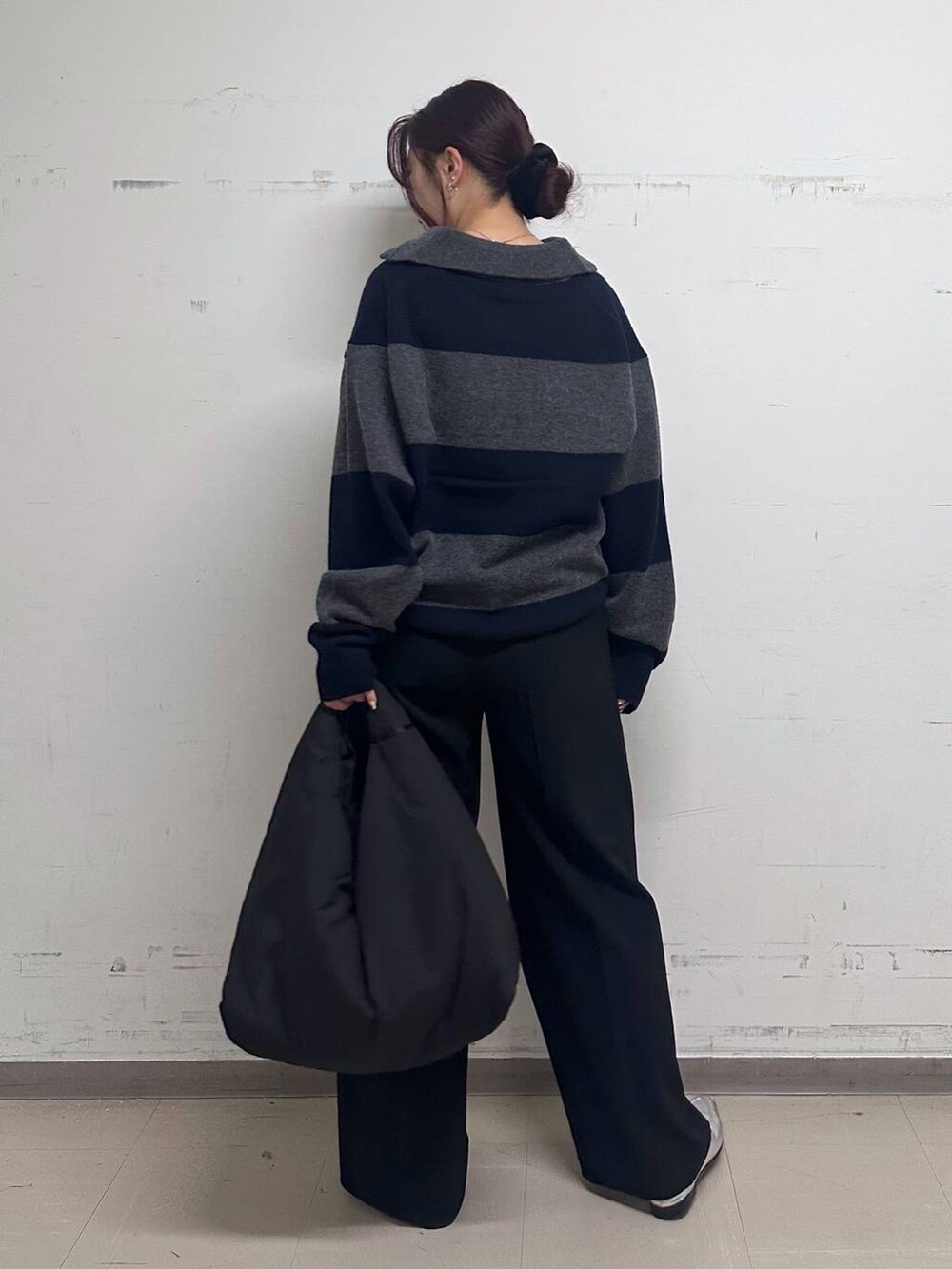 シルバー系のローファー、ブルー系のニット/セーター、ブラック系のトートバッグを着用したレディースの秋コーディネートの3枚目の写真