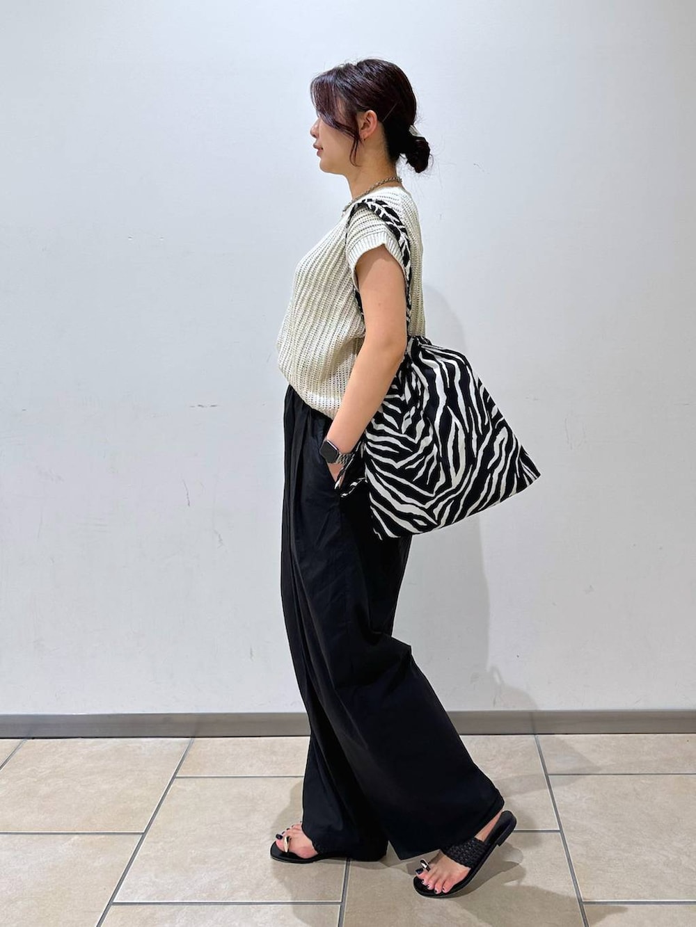 ブラック系のその他パンツ、ブラック系のサンダル、ベージュ系のニット/セーターを着用したレディースの夏コーディネートの2枚目の写真