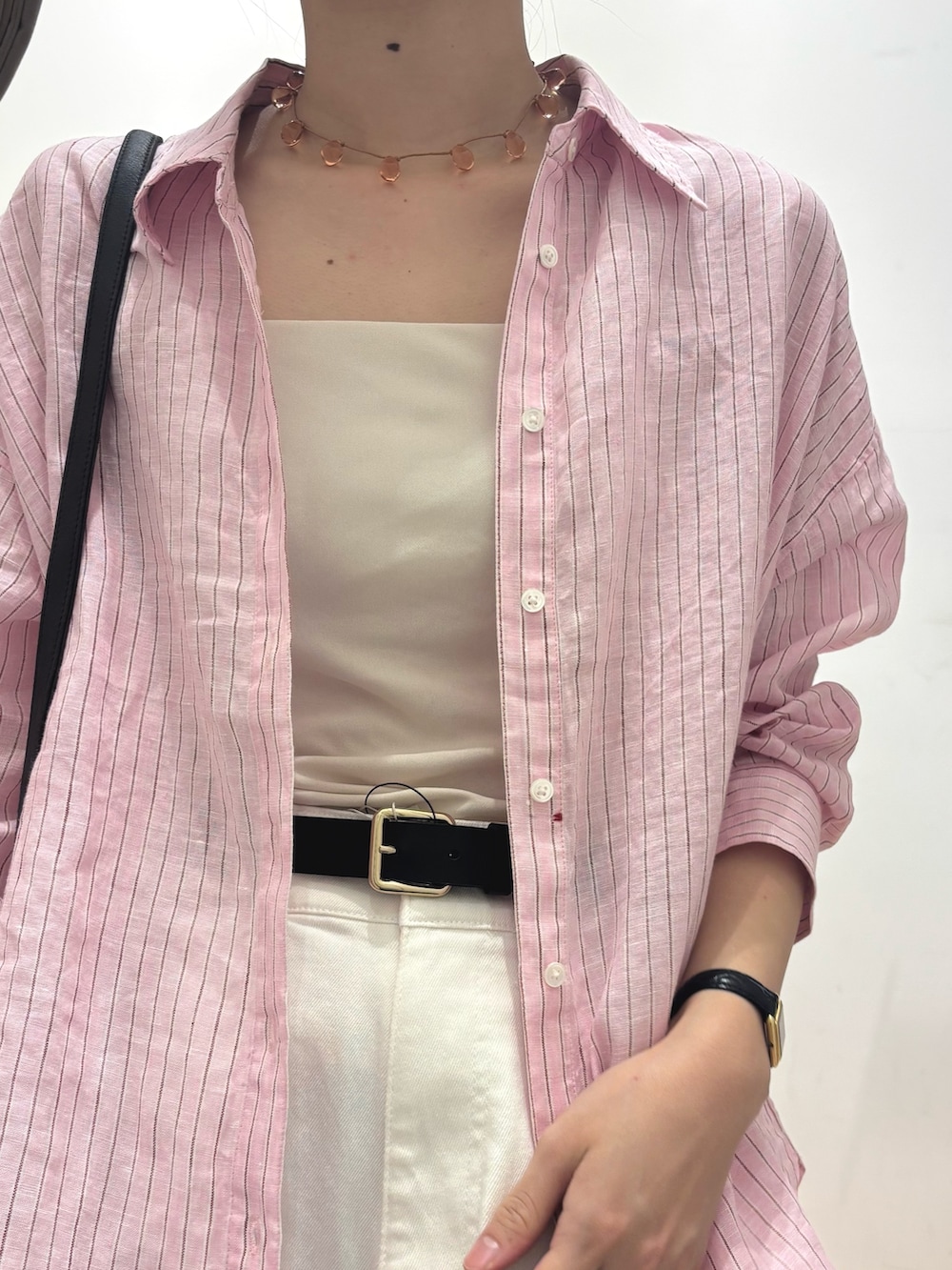 ホワイト系のデニムパンツ、ブラック系のサンダル、ピンク系のシャツ/ブラウスを着用したレディースの夏コーディネートの5枚目の写真