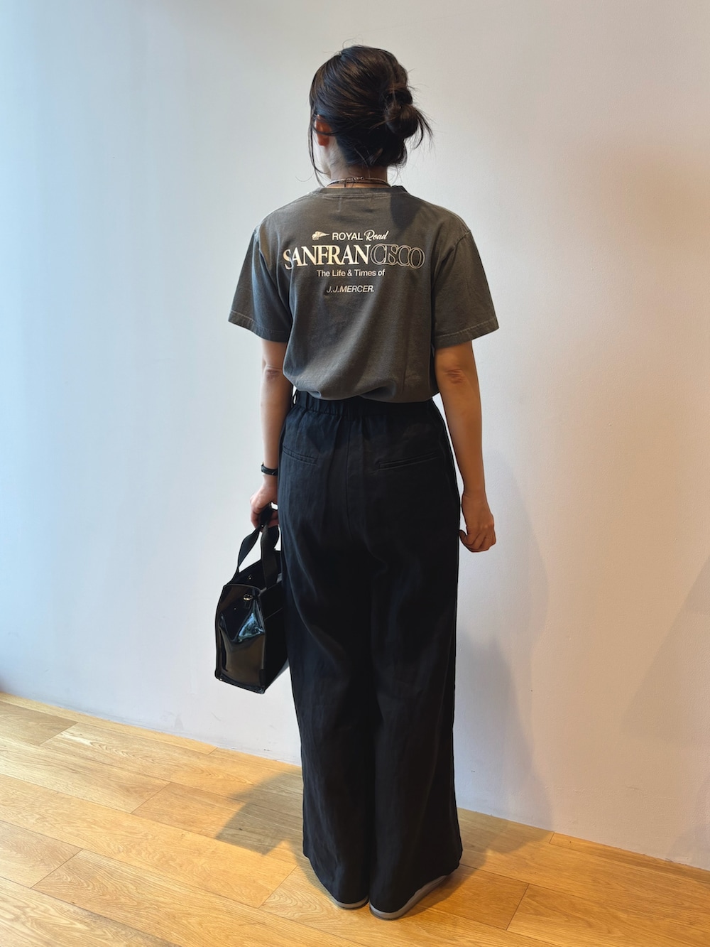 グレー系のTシャツ/カットソー、ブラック系のその他パンツ、シルバー系のサンダルを着用したレディースの夏コーディネートの4枚目の写真