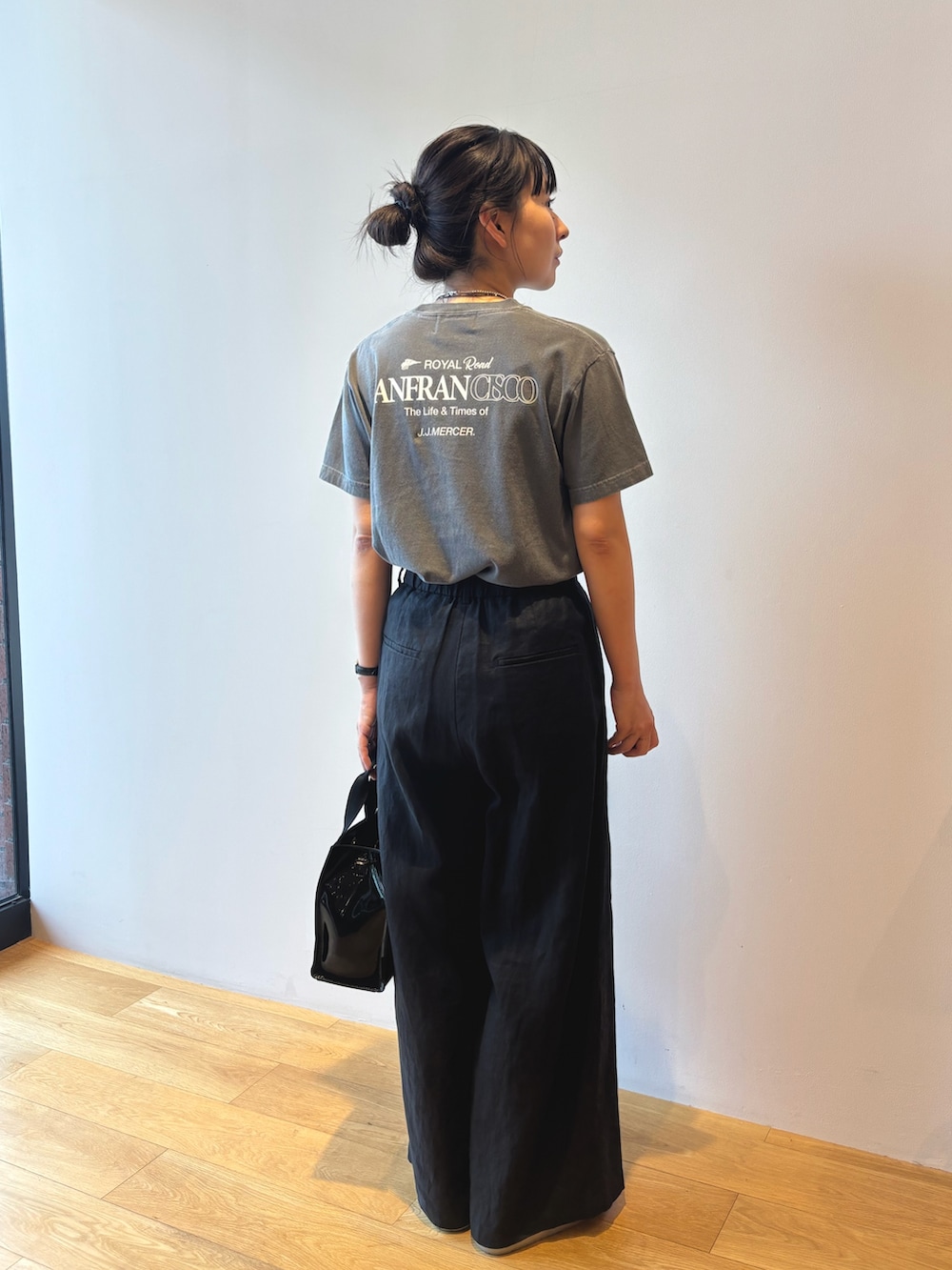 グレー系のTシャツ/カットソー、ブラック系のその他パンツ、シルバー系のサンダルを着用したレディースの夏コーディネートの2枚目の写真