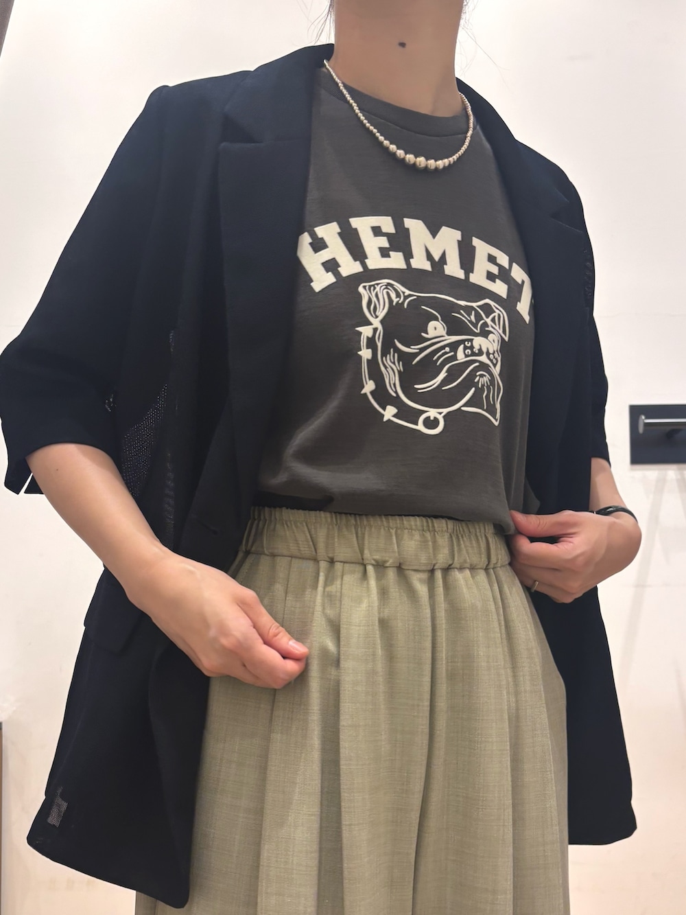 ベージュ系のその他パンツ、ブラック系のサンダル、ベージュ系のトートバッグを着用したレディースの夏コーディネートの7枚目の写真