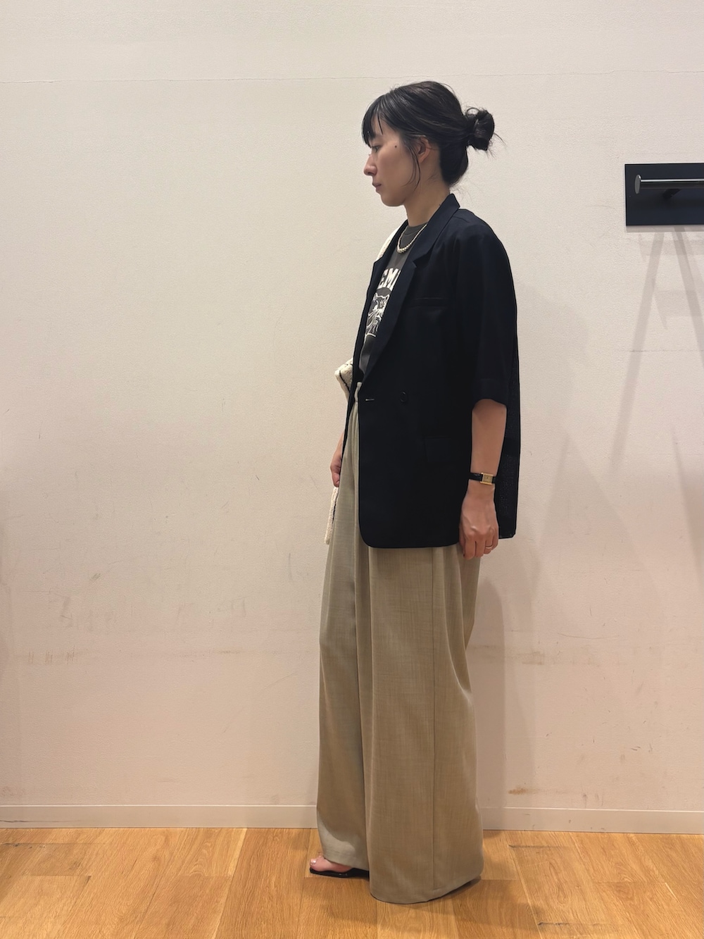 ベージュ系のその他パンツ、ブラック系のサンダル、ベージュ系のトートバッグを着用したレディースの夏コーディネートの2枚目の写真