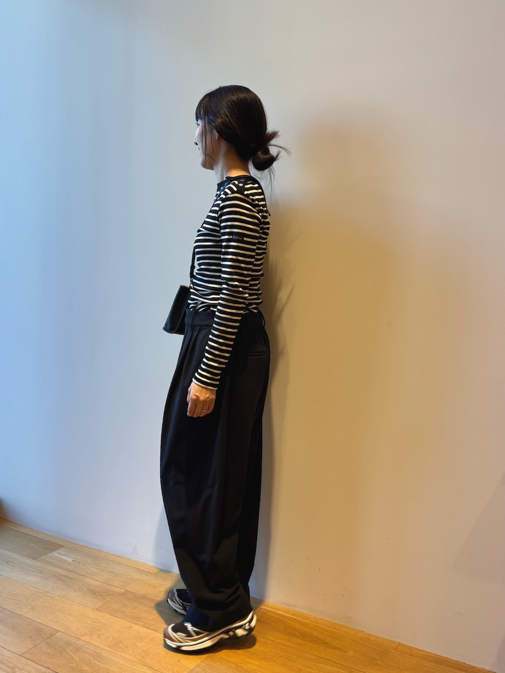 ブラック系のその他パンツ、ブラウン系のスニーカー、ブラック系のハンドバッグを着用したレディースの夏コーディネートの3枚目の写真