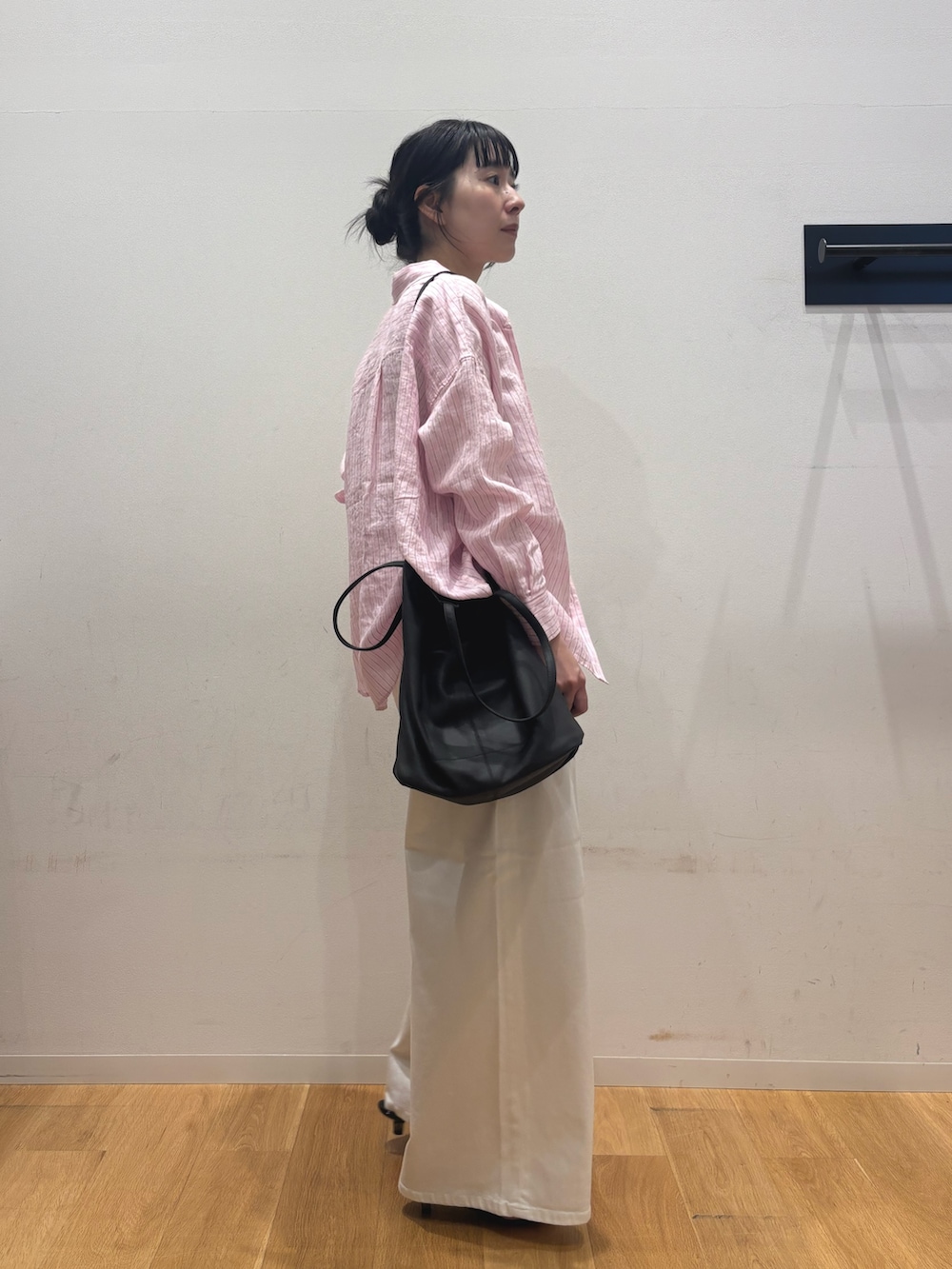 ホワイト系のデニムパンツ、ブラック系のサンダル、ピンク系のシャツ/ブラウスを着用したレディースの夏コーディネートの4枚目の写真