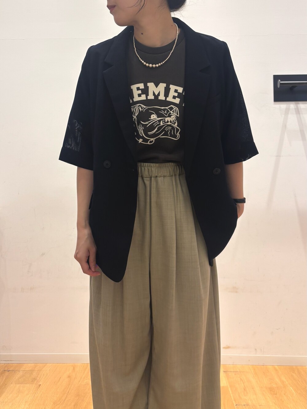 ベージュ系のその他パンツ、ブラック系のサンダル、ベージュ系のトートバッグを着用したレディースの夏コーディネートの6枚目の写真