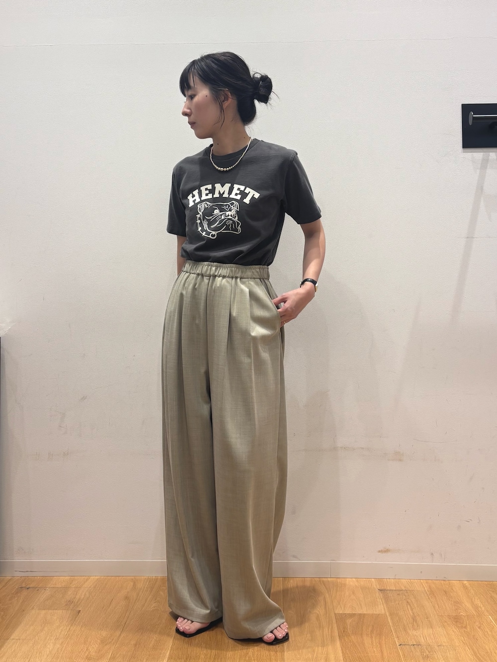 ベージュ系のその他パンツ、ブラック系のサンダル、ベージュ系のトートバッグを着用したレディースの夏コーディネートの5枚目の写真