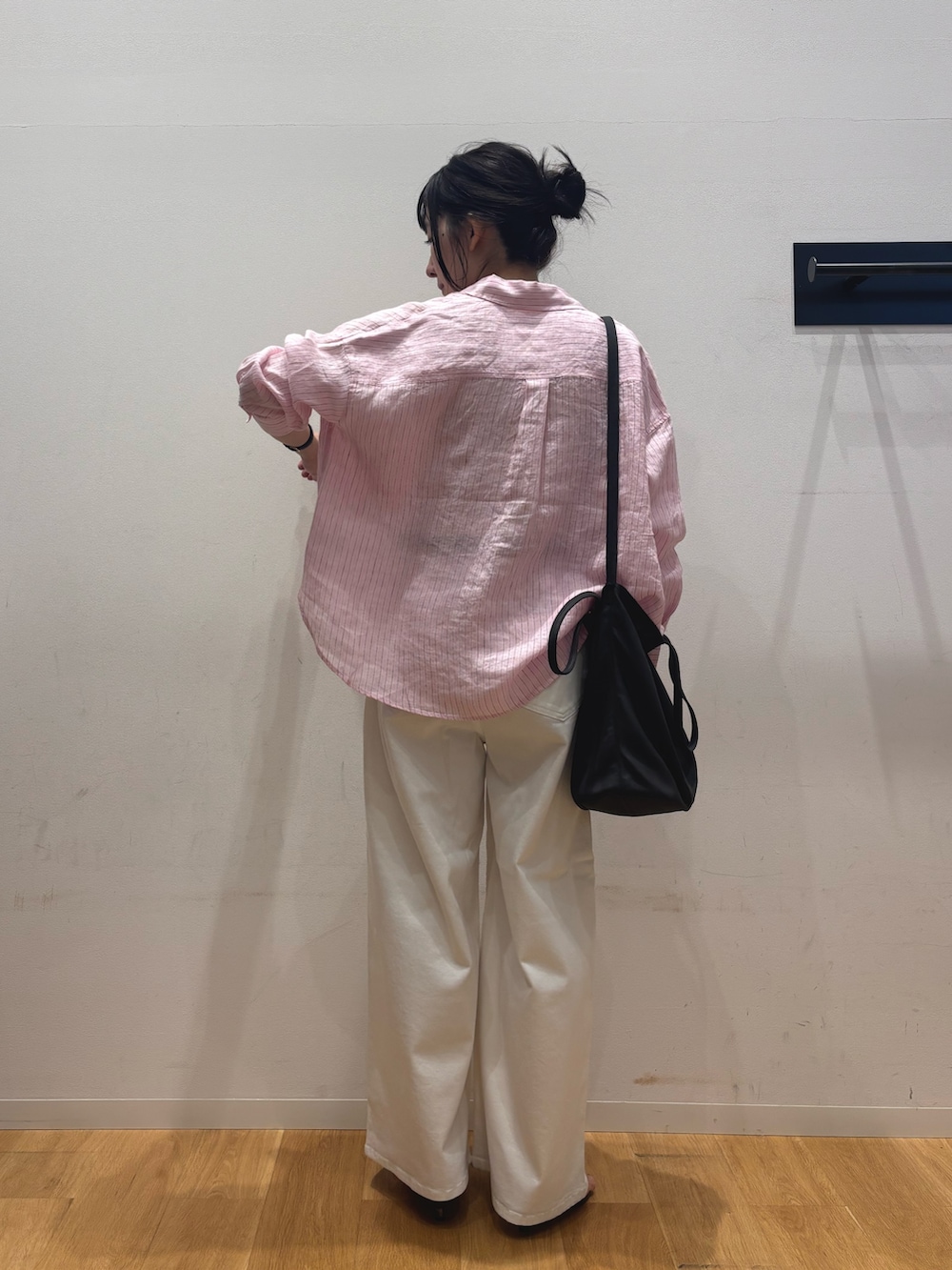 ホワイト系のデニムパンツ、ブラック系のサンダル、ピンク系のシャツ/ブラウスを着用したレディースの夏コーディネートの3枚目の写真