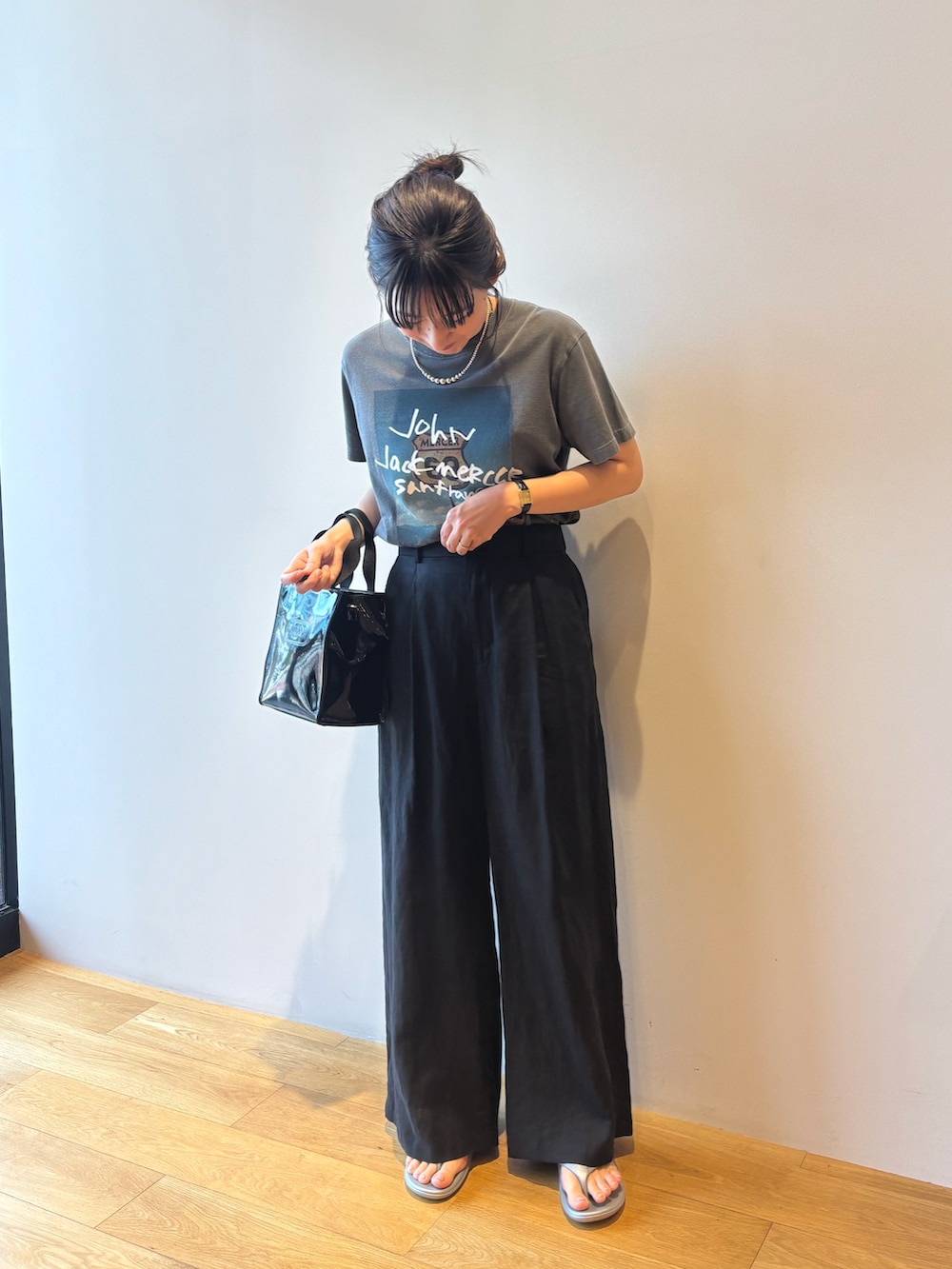 グレー系のTシャツ/カットソー、ブラック系のその他パンツ、シルバー系のサンダルを着用したレディースの夏コーディネートの5枚目の写真