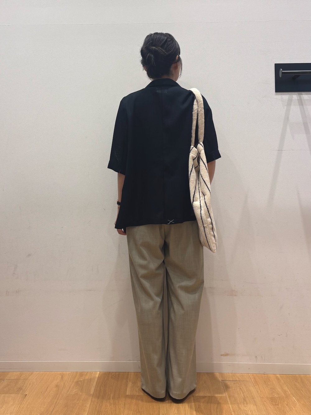 ベージュ系のその他パンツ、ブラック系のサンダル、ベージュ系のトートバッグを着用したレディースの夏コーディネートの3枚目の写真