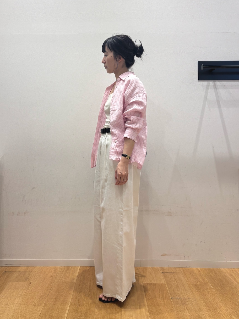 ホワイト系のデニムパンツ、ブラック系のサンダル、ピンク系のシャツ/ブラウスを着用したレディースの夏コーディネートの2枚目の写真