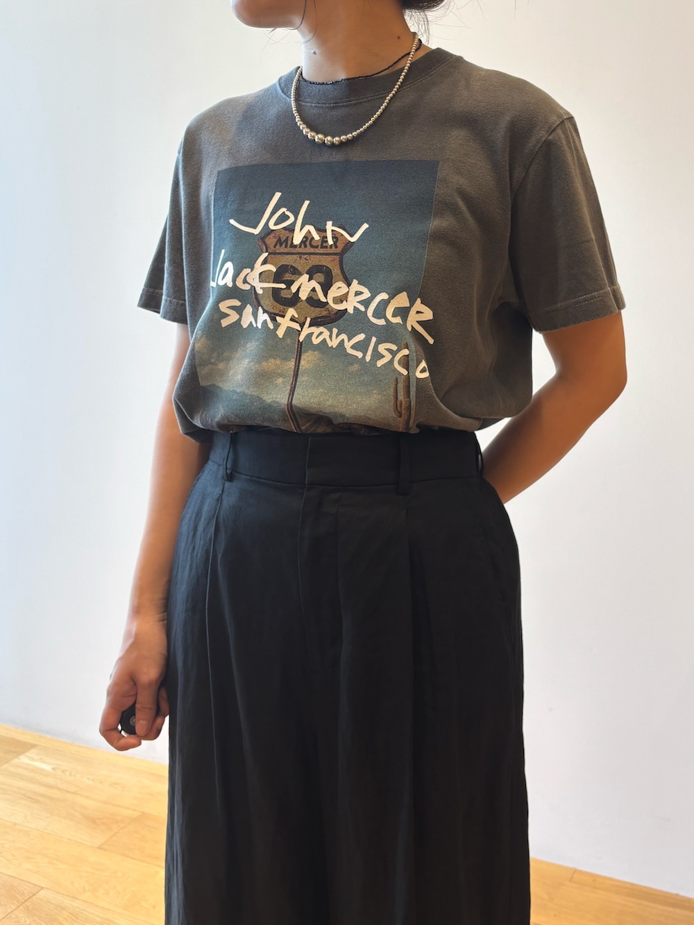 グレー系のTシャツ/カットソー、ブラック系のその他パンツ、シルバー系のサンダルを着用したレディースの夏コーディネートの3枚目の写真