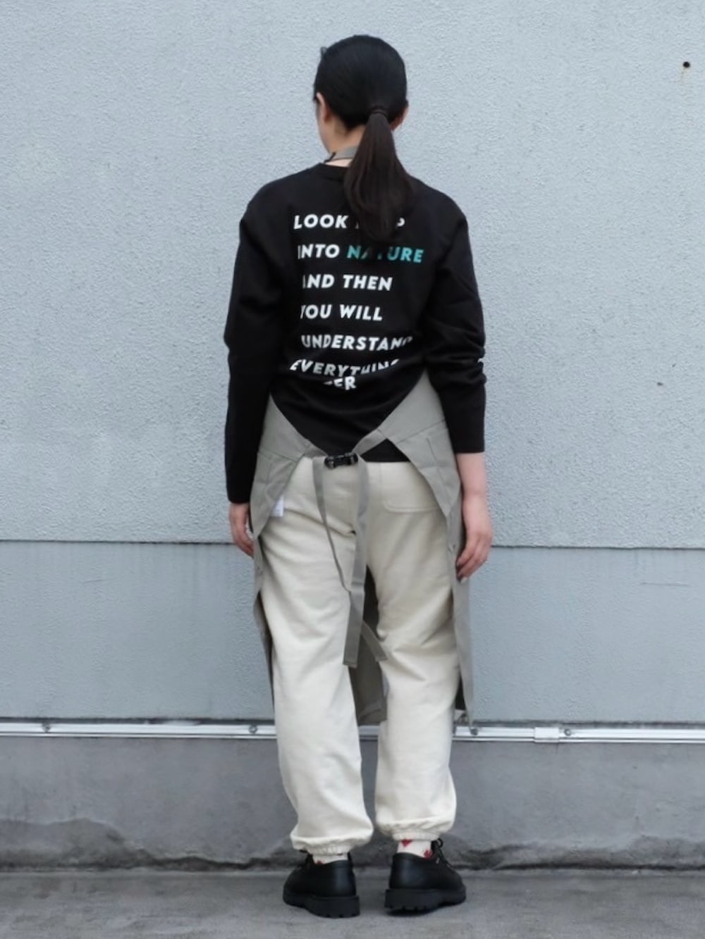「Snow PeakのPe/Co Weather Apron（エプロン、グレー系）」を使った、Shiho Watanabeさん（レディース・164cm）の夏コーディネートの3枚目の写真