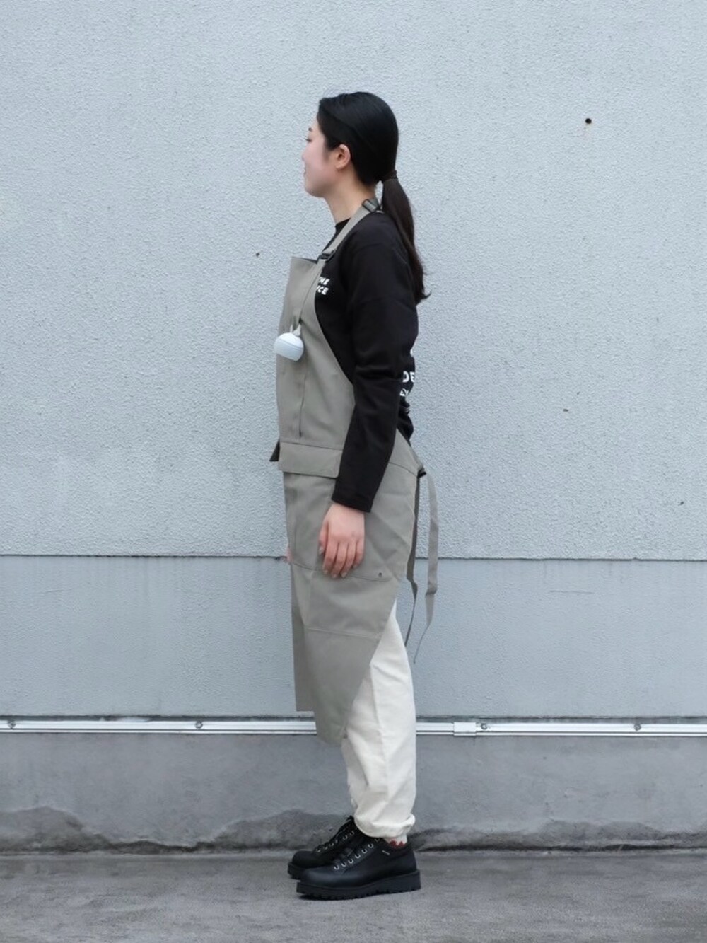 「Snow PeakのPe/Co Weather Apron（エプロン、グレー系）」を使った、Shiho Watanabeさん（レディース・164cm）の夏コーディネートの2枚目の写真