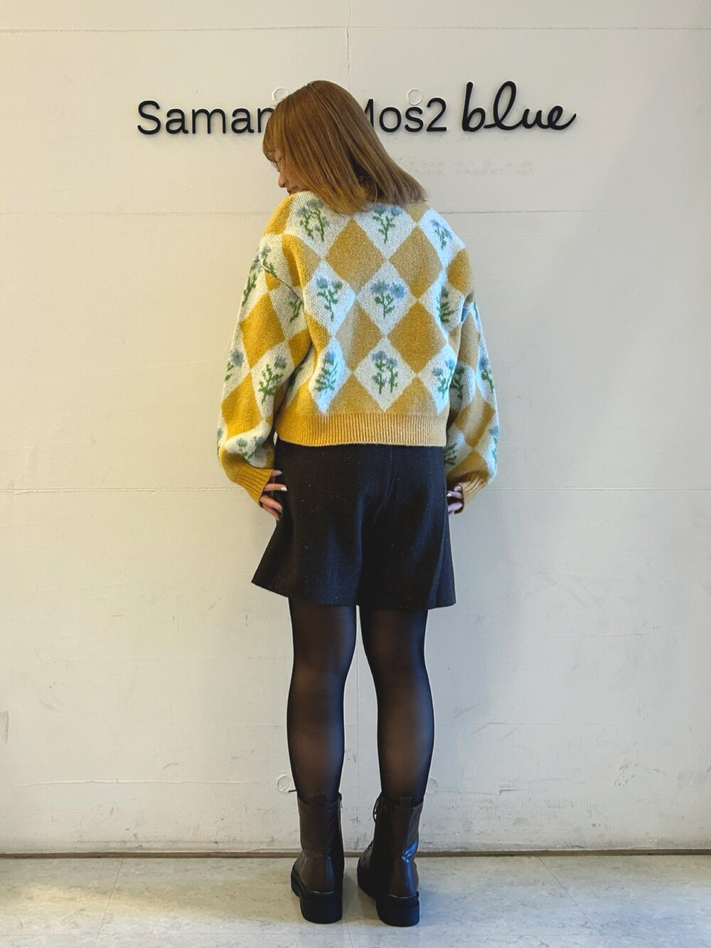 「ニット、イエローニット、イエロー、ショートパンツ、ブラウン、ブラウンブーツ、ブーツ、冬コーデ、冬服、エヘカソポ、ehkasopo」｜「ehka sopoの花ジャカードニット（ニット/セーター、イエロー系）」を使った、ひよりさん（レディース・159cm）の冬コーディネートの2枚目の写真