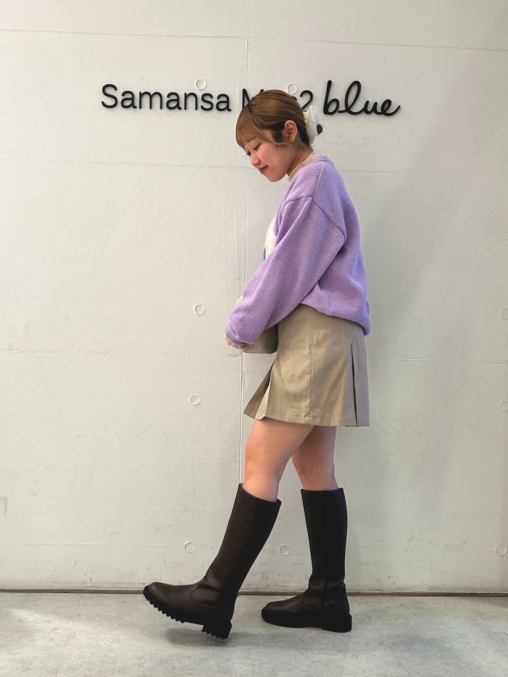 「冬のコーデ、ニット、パープルニット、ベージュパンツ、ショートパンツ、ロングブーツ、ブラウン、冬コーデ、冬、エヘカソポ、ehka sopo、ehkasopo」｜「ehka sopoの花モチーフニット（ニット/セーター、パープル系）」を使った、ひよりさん（レディース・159cm）の冬コーディネートの3枚目の写真