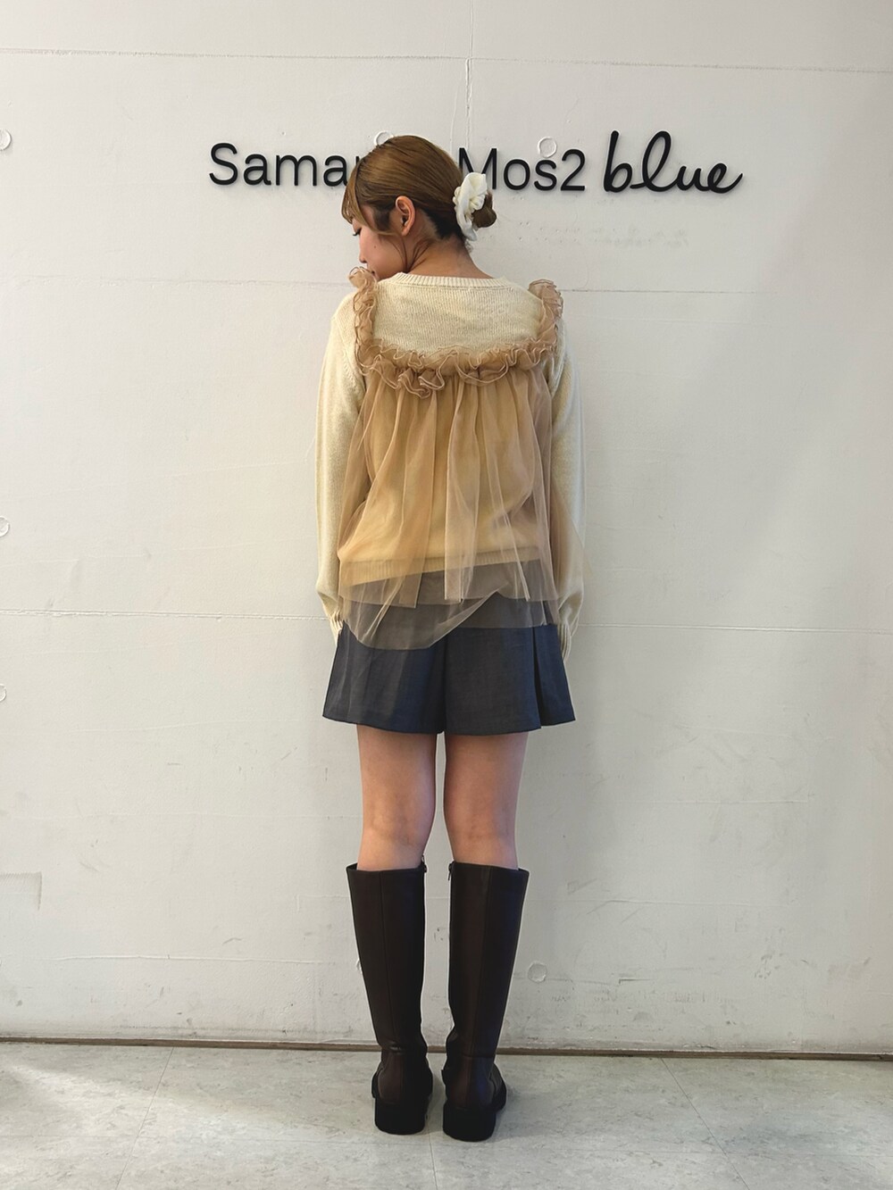 「淡色コーデ、エヘカソポ、ehkasopo、ehka sopo、ニット、チュールトップス、ショートパンツ、ロングブーツ、ブラウン、キナリ、グレー、冬コーデ、冬のコーデ」｜「ehka sopoのチュールドッキングニットプルオーバー（ニット/セーター、ホワイト系）」を使った、ひよりさん（レディース・159cm）の冬コーディネートの2枚目の写真