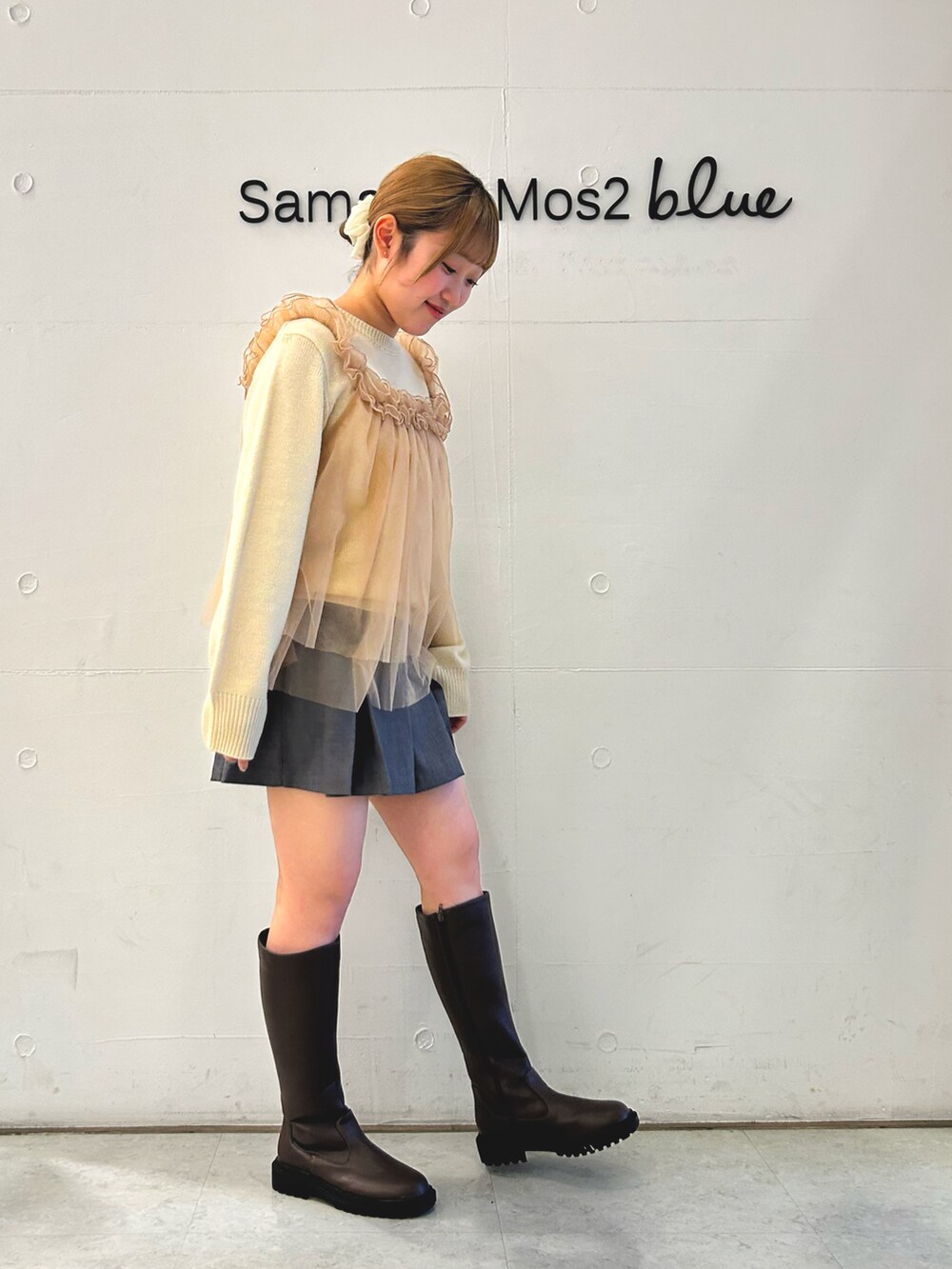 「淡色コーデ、エヘカソポ、ehkasopo、ehka sopo、ニット、チュールトップス、ショートパンツ、ロングブーツ、ブラウン、キナリ、グレー、冬コーデ、冬のコーデ」｜「ehka sopoのチュールドッキングニットプルオーバー（ニット/セーター、ホワイト系）」を使った、ひよりさん（レディース・159cm）の冬コーディネートの3枚目の写真