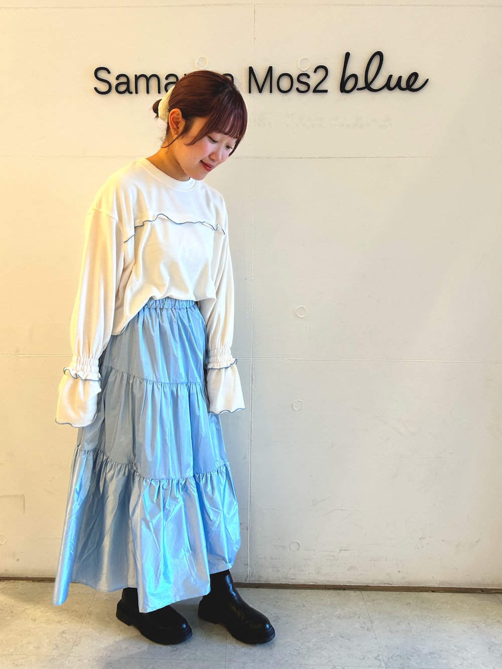 「ブルー、ブルーコーデ、ブルー x ホワイト、スカート、ロングスカート、メロートップス、ブルースカート、エヘカソポ、ehkasopo、ehka sopo」｜「ehka sopoの◎メロー配色スウェット（Tシャツ/カットソー、ホワイト系）」を使った、ひよりさん（レディース・159cm）の冬コーディネートの3枚目の写真