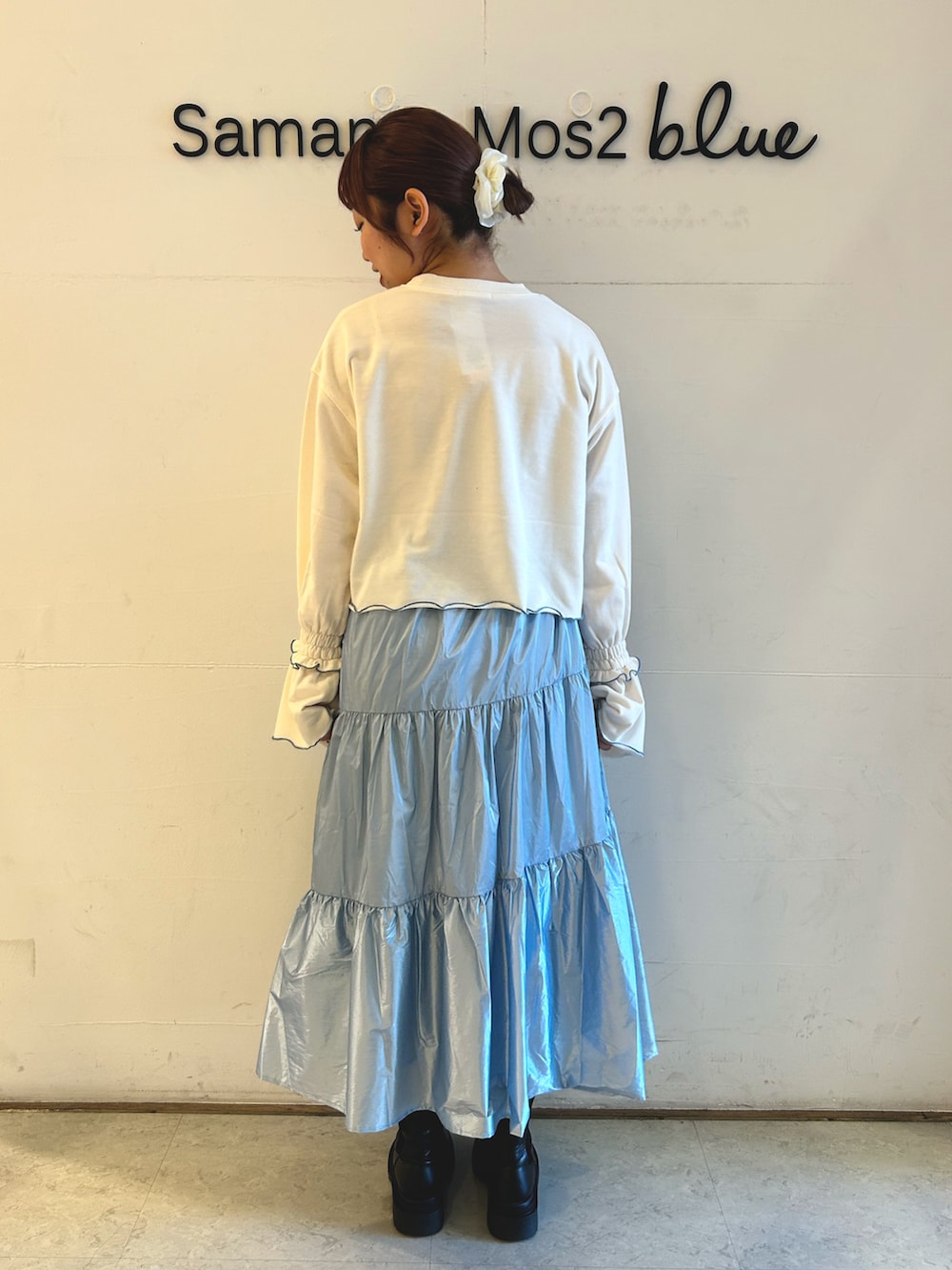 「ブルー、ブルーコーデ、ブルー x ホワイト、スカート、ロングスカート、メロートップス、ブルースカート、エヘカソポ、ehkasopo、ehka sopo」｜「ehka sopoの◎メロー配色スウェット（Tシャツ/カットソー、ホワイト系）」を使った、ひよりさん（レディース・159cm）の冬コーディネートの2枚目の写真