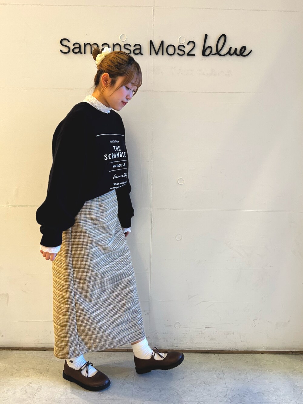 「チェックスカート、ニット、ネイビー、イエロー、サマンサモスモスブルー、Samansa Mos2 blue、冬、冬コーデ、チェック」｜「Samansa Mos2 blueのシアージャカードロンT（Tシャツ/カットソー、ホワイト系）」を使った、ひよりさん（レディース・159cm）の冬コーディネートの3枚目の写真