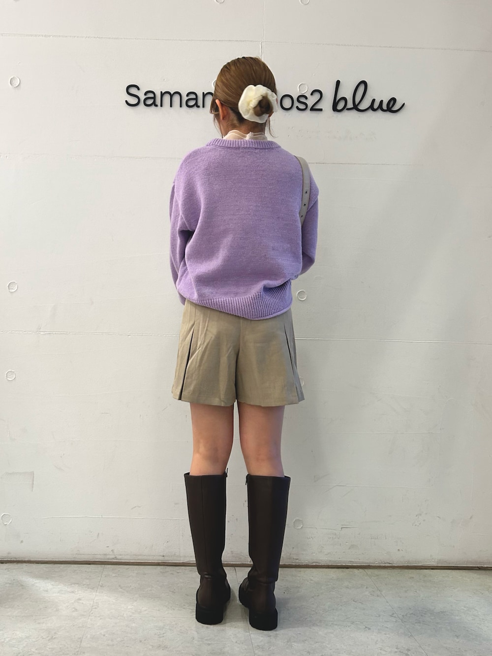 「冬のコーデ、ニット、パープルニット、ベージュパンツ、ショートパンツ、ロングブーツ、ブラウン、冬コーデ、冬、エヘカソポ、ehka sopo、ehkasopo」｜「ehka sopoの花モチーフニット（ニット/セーター、パープル系）」を使った、ひよりさん（レディース・159cm）の冬コーディネートの2枚目の写真