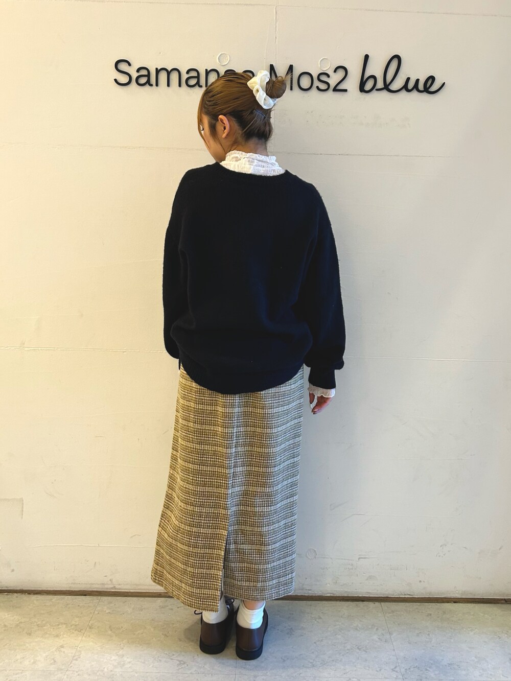 「チェックスカート、ニット、ネイビー、イエロー、サマンサモスモスブルー、Samansa Mos2 blue、冬、冬コーデ、チェック」｜「Samansa Mos2 blueのシアージャカードロンT（Tシャツ/カットソー、ホワイト系）」を使った、ひよりさん（レディース・159cm）の冬コーディネートの2枚目の写真
