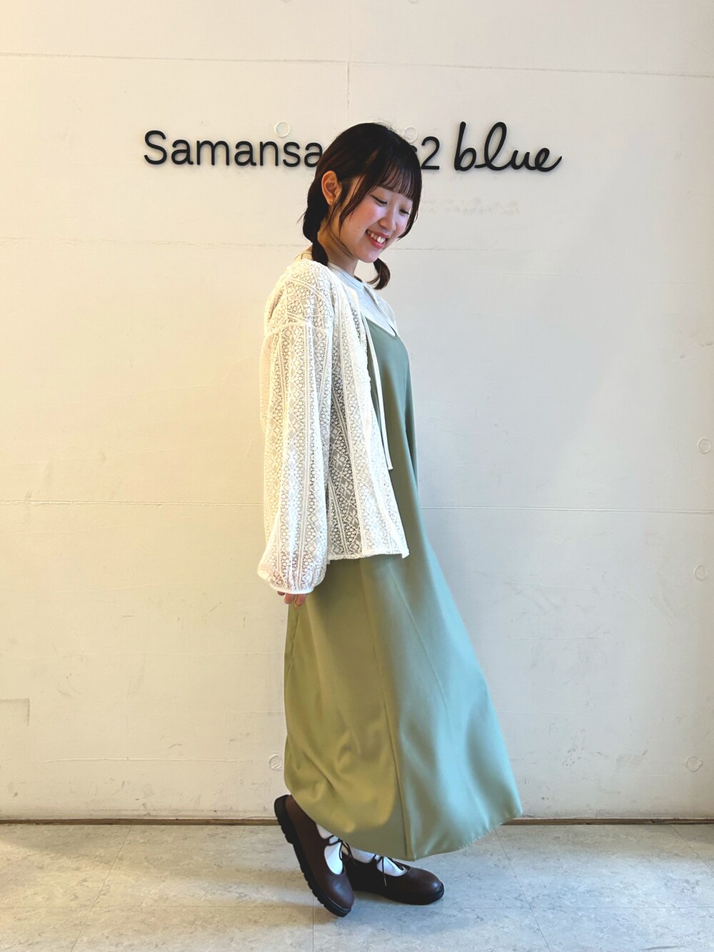 「オトナカジュアル、キャミワンピ、春コーデ、おでかけコーデ」｜「Samansa Mos2 blueのアイテム（Tシャツ/カットソー、その他）」を使った、ひよりさん（レディース・159cm）の春コーディネートの2枚目の写真