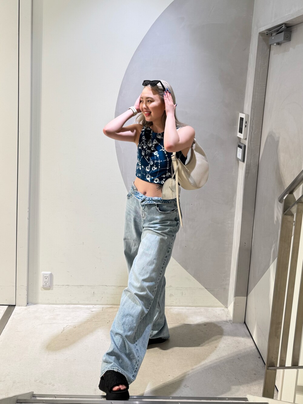 ブルー系のショルダーバッグ、ホワイト系のショルダーバッグ、ブルー系のTシャツ/カットソーを着用したレディースの夏コーディネートの2枚目の写真