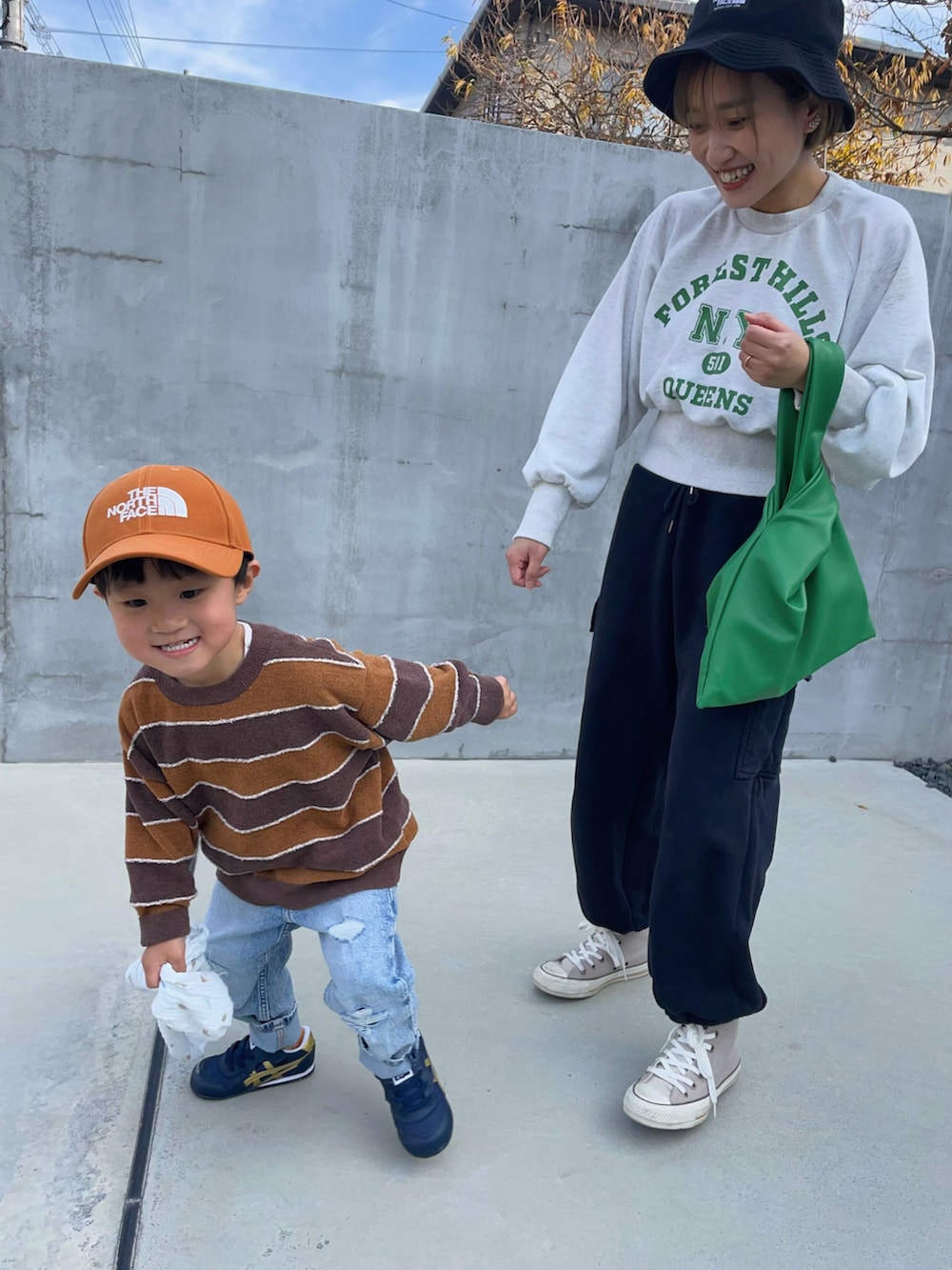 「パンツスタイル、シンプルコーデ、公園コーデ、スエットパンツ、メンズライク、スポーツミックス、オトナカジュアル」｜「UNIQLOのアイテム（スウェットパンツ、ブラック系）」を使った、ayumiさん（レディース・151cm）の春コーディネートの2枚目の写真