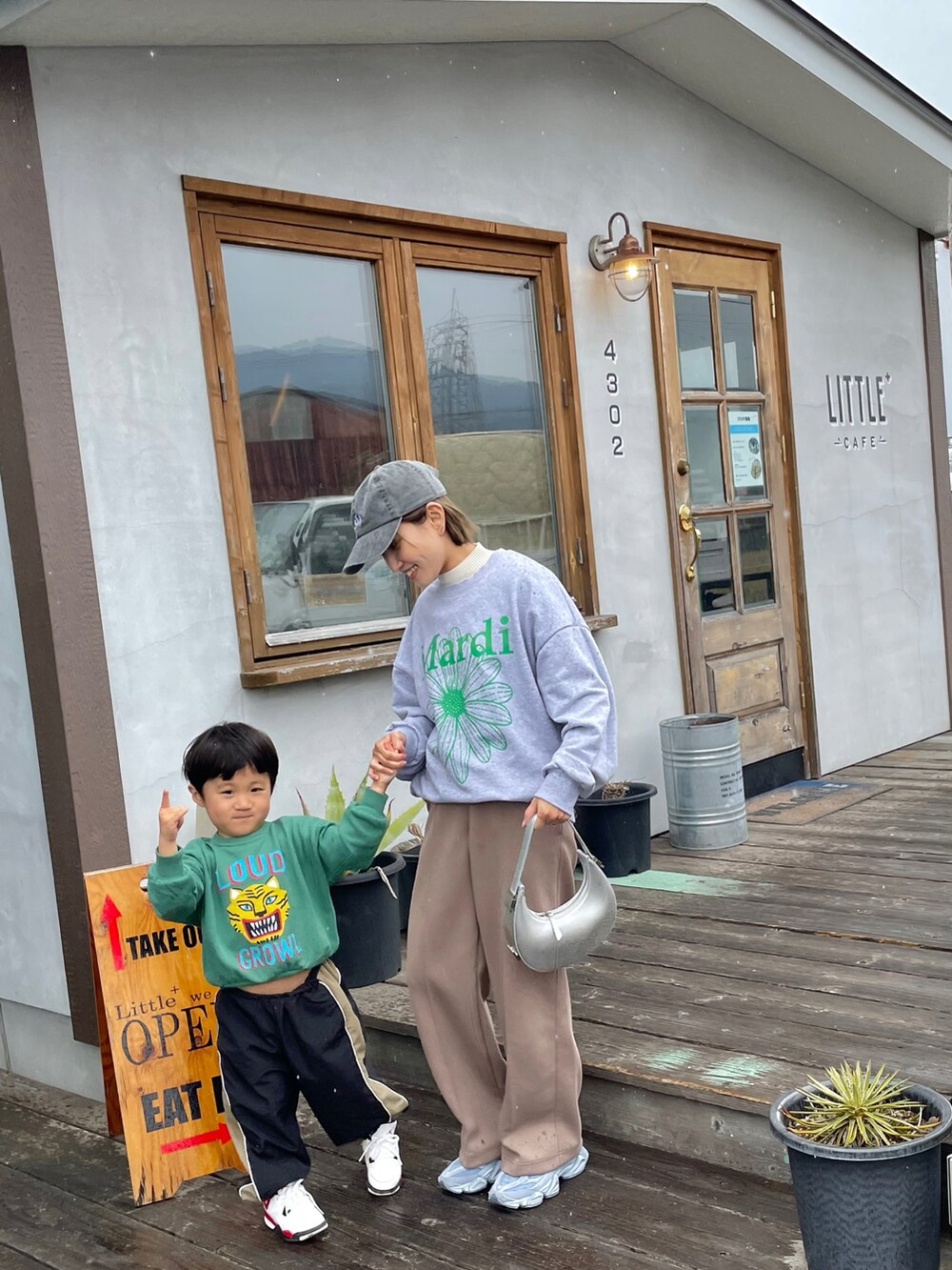 「パンツスタイル、お出かけコーデ、春コーデ、大人カジュアル、スポーツミックス、モードカジュアル」｜「Mardi MercrediのSWEATSHIRT FLOWERMARDI（スウェット、グレー系）」を使った、ayumiさん（レディース・151cm）の春コーディネートの3枚目の写真