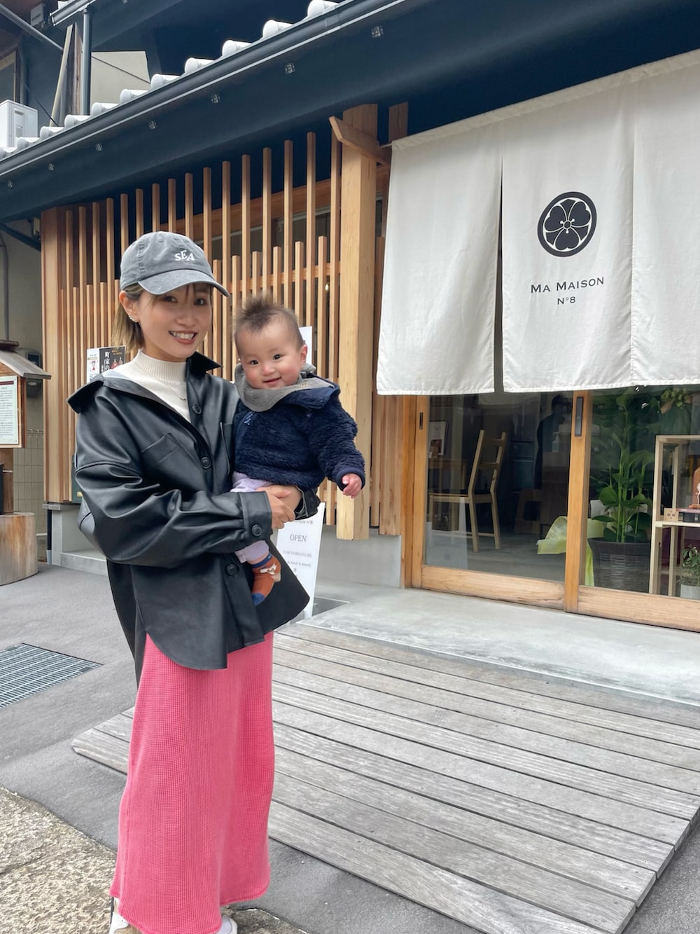 「大人カジュアル、ライダースジャケット、お出かけコーデ、スニーカーコーデ、キャップ、キャップ女子、タイトスカート」｜「Javaのアイテム（ライダースジャケット、ブラック系）」を使った、ayumiさん（レディース・151cm）の春コーディネートの2枚目の写真