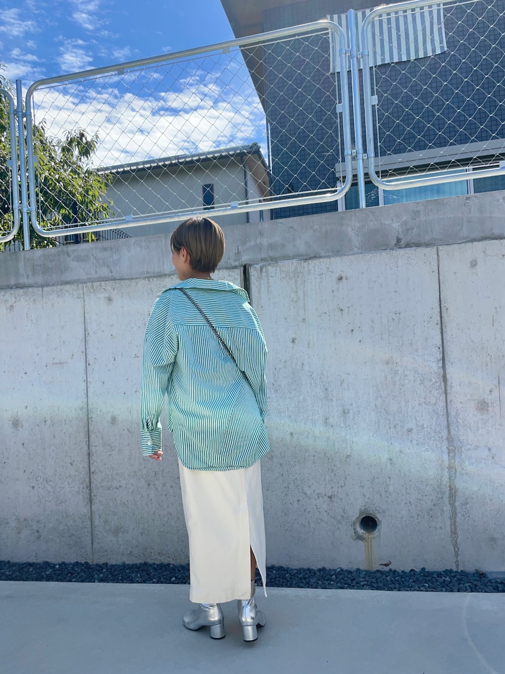 「タイトスカート、シャツコーデ、シャツスタイル、大人カジュアル、大人女子、大人コーデ」｜「ROSE BUDのストレッチフェイクレザーブーツ（ブーツ、シルバー系）」を使った、ayumiさん（レディース・151cm）の春コーディネートの2枚目の写真