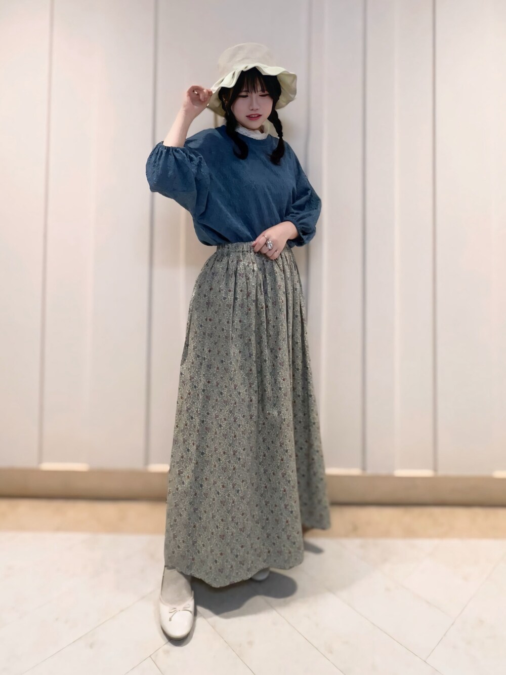 ブルー系のTシャツ/カットソー、グリーン系のスカート、ホワイト系のパンプスを着用したレディースの夏コーディネートの2枚目の写真