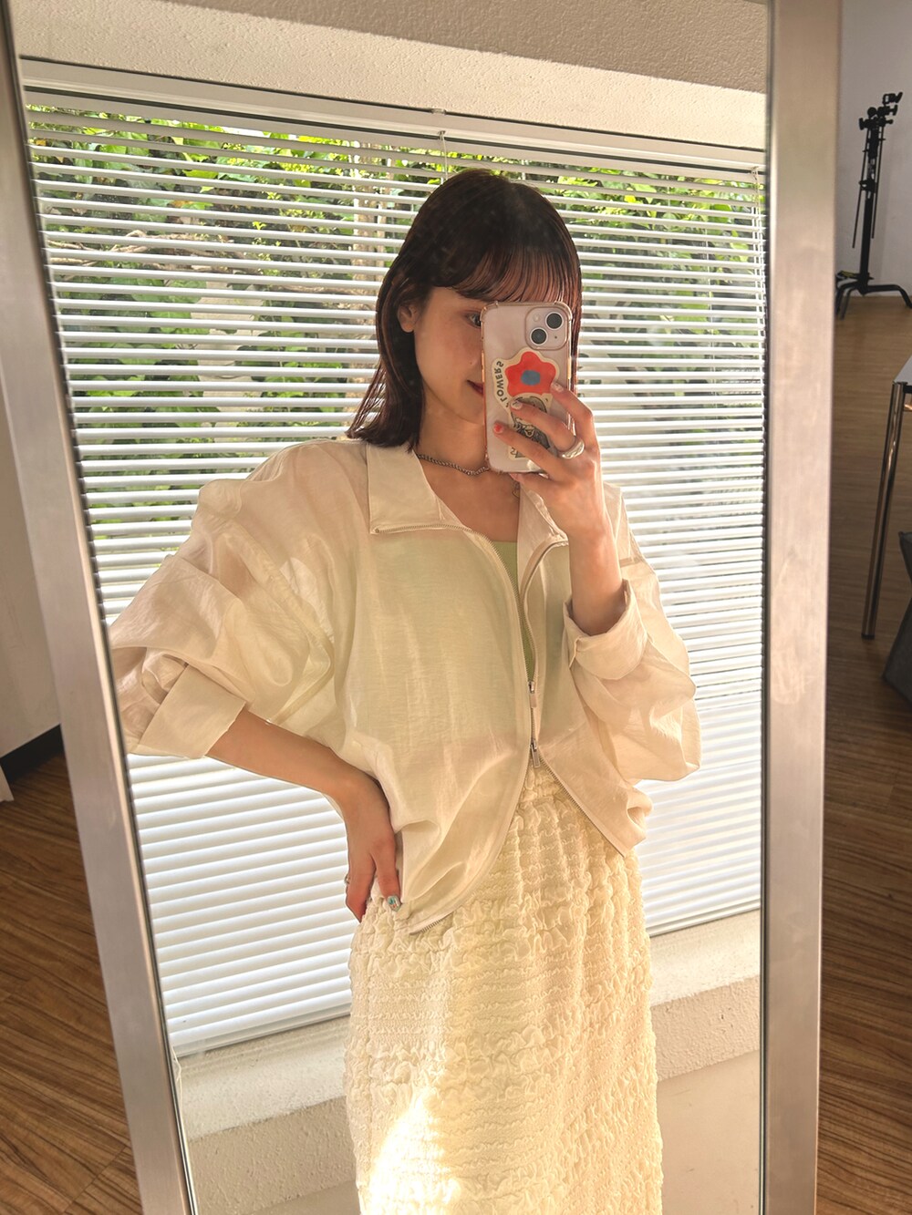「mysticのアイテム（ブルゾン、ホワイト系）」を使った、akaneさん（レディース・154cm）の夏コーディネートの3枚目の写真