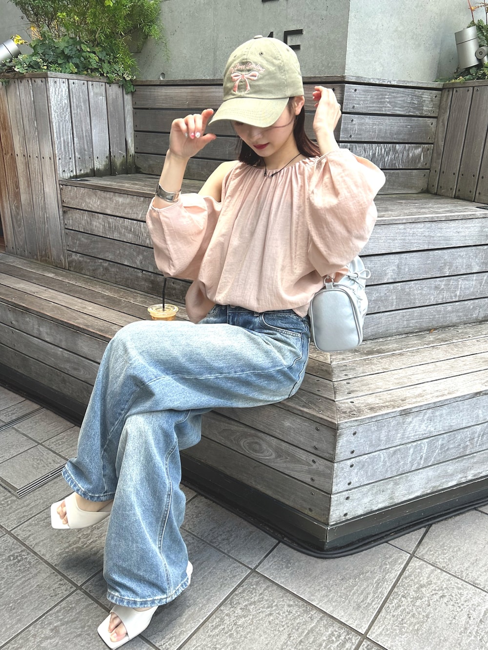 「mysticの【もりすず企画】肩開きブラウス（シャツ/ブラウス、ホワイト系）」を使った、akaneさん（レディース・154cm）の夏コーディネートの4枚目の写真