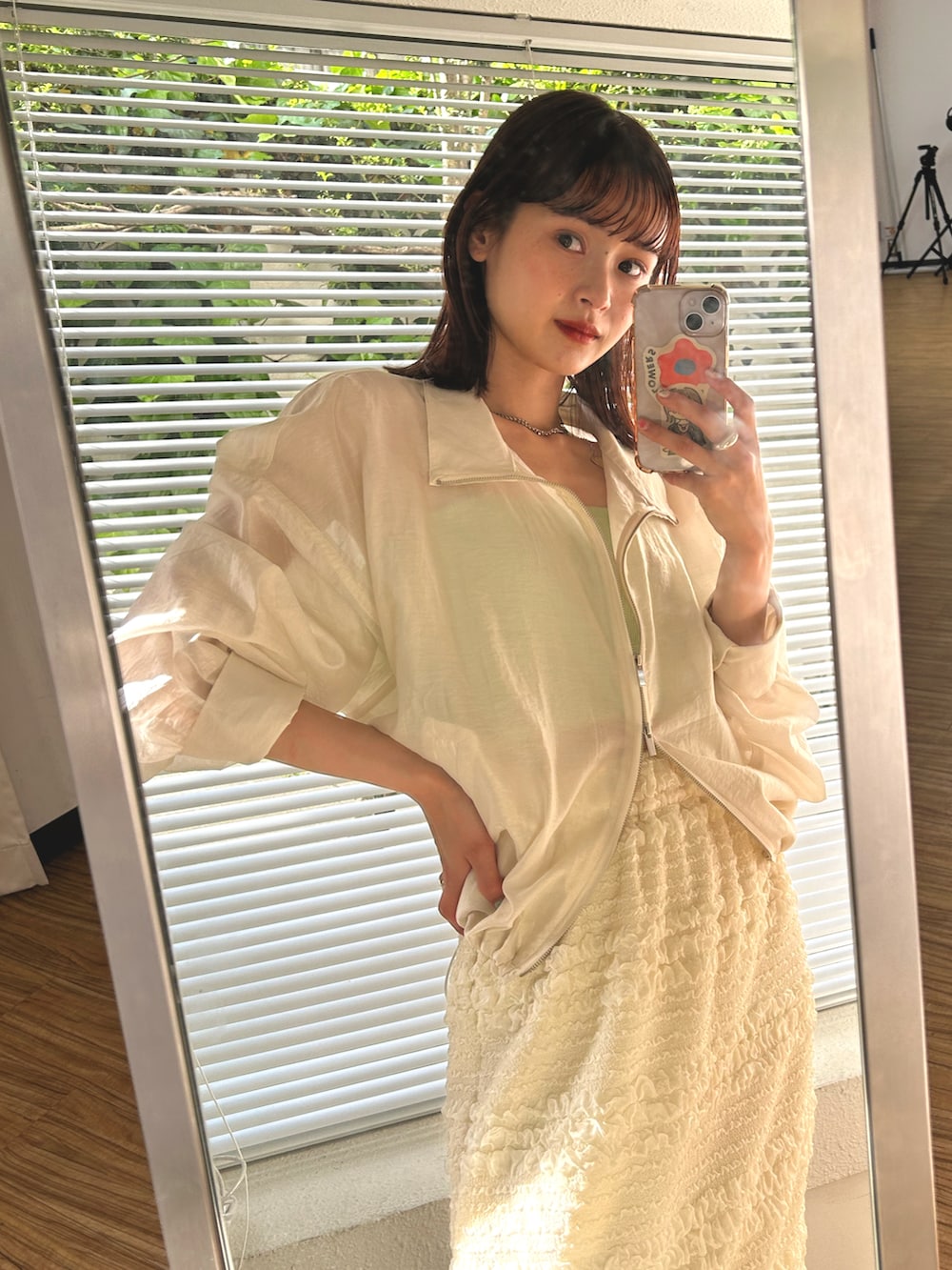 「mysticのアイテム（ブルゾン、ホワイト系）」を使った、akaneさん（レディース・154cm）の夏コーディネートの2枚目の写真